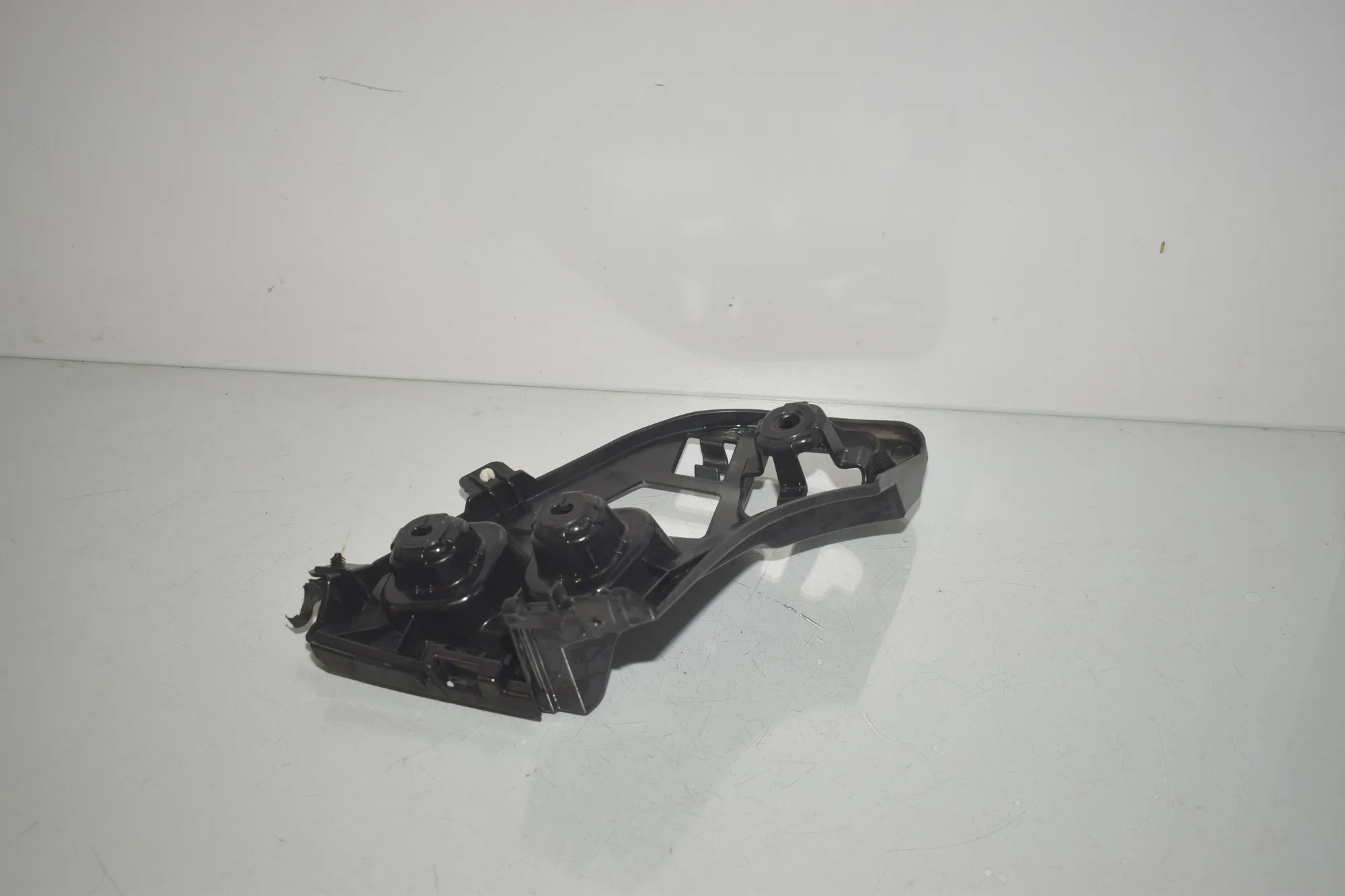 Rear Left Bumper Bracket – OEM 7461397 · BMW 1 (F40) (2019 - -) (F40)118i 2020 – 3