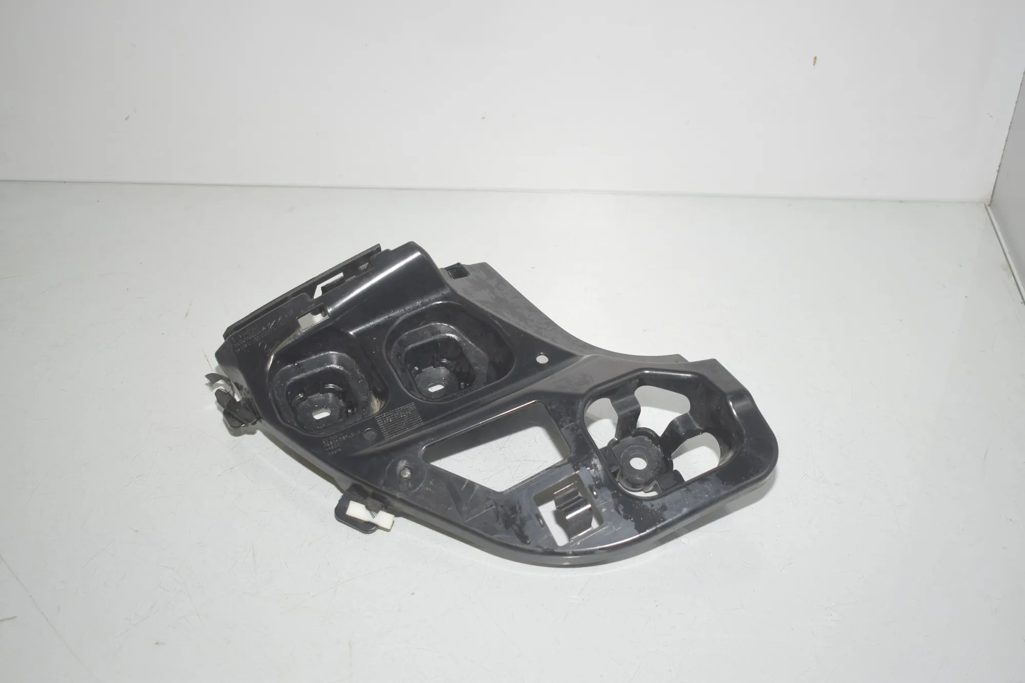 Rear Left Bumper Bracket – OEM 7461397 · BMW 1 (F40) (2019 - -) (F40)118i 2020 – 4