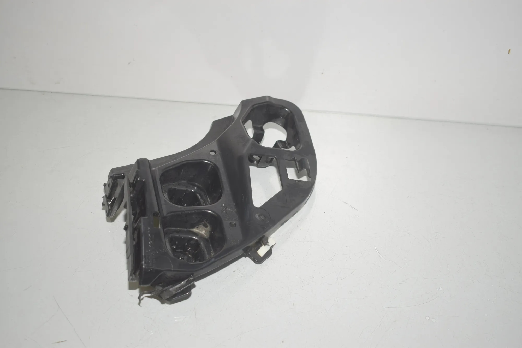 Rear Left Bumper Bracket – OEM 7461397 · BMW 1 (F40) (2019 - -) (F40)118i 2020 – 2