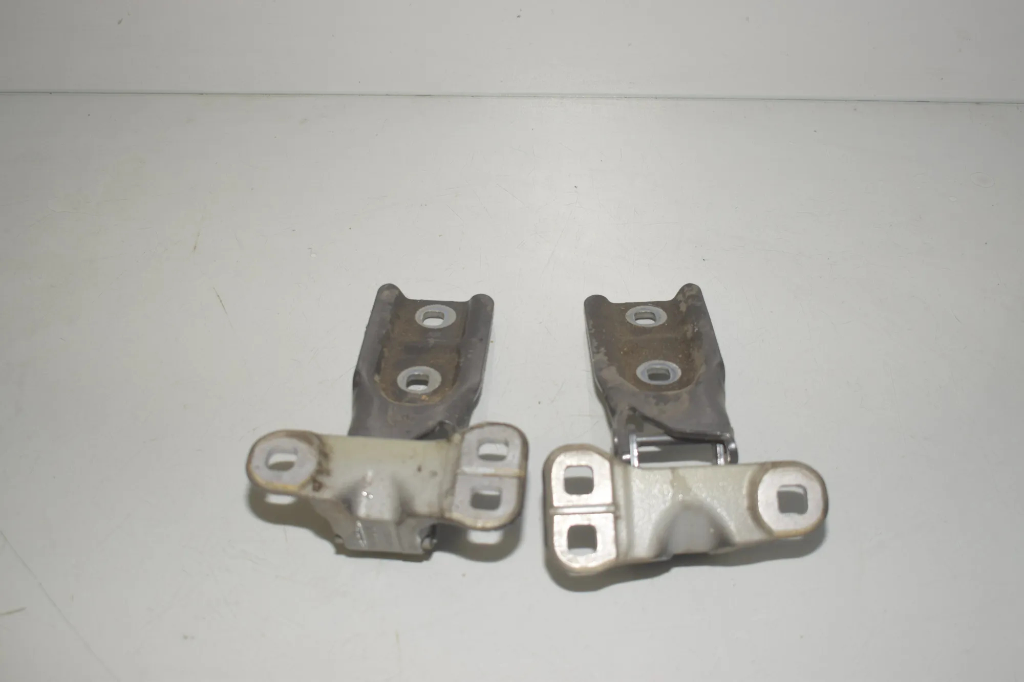 Left Side Bootlid Hinge – OEM 7300809 · BMW 2 Active Tourer (F45) 216 d 2015