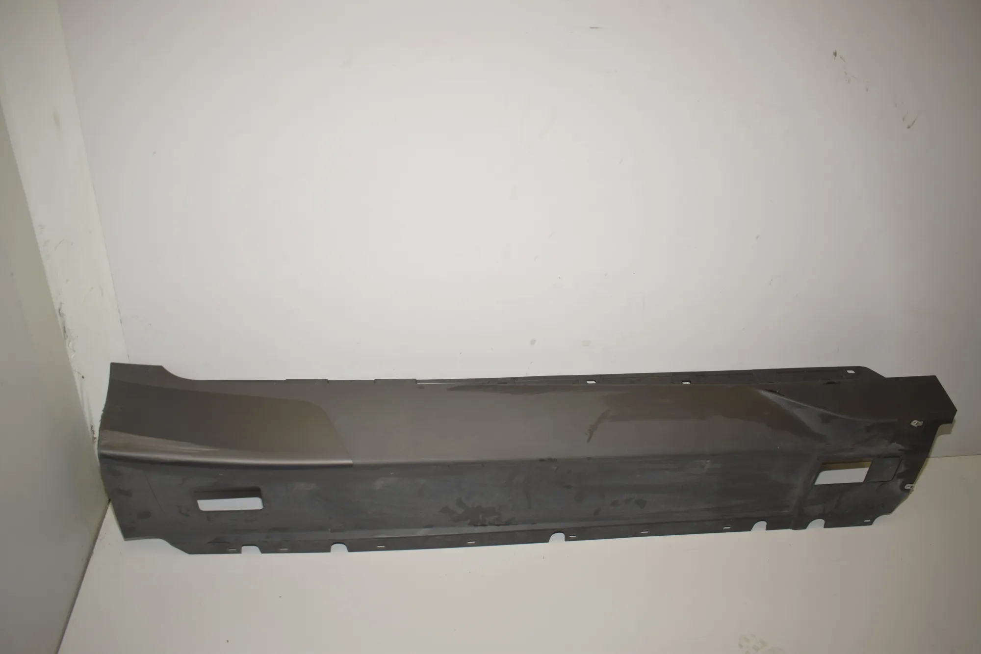 Right Side Plastic Sideskirt Cover – OEM 7368598 · BMW i3 (I01) Electric 2019