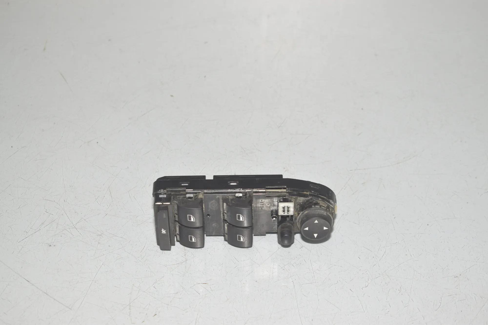 Front Left Door Window Switch – OEM 9218043 · BMW X6 (E71, E72) M 50 d 2014 – 3