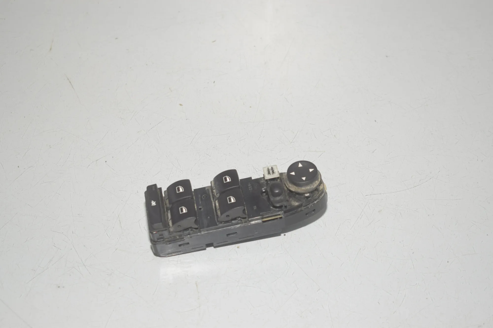 Front Left Door Window Switch – OEM 9218043 · BMW X6 (E71, E72) M 50 d 2014 – 2