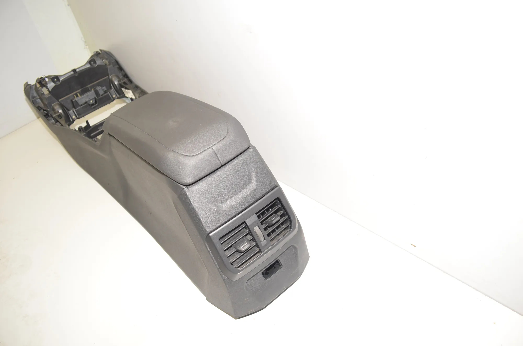 Center Console – OEM 9460092 · BMW 1 (F40) (2019 - -) (F40)118i 2020 – 2