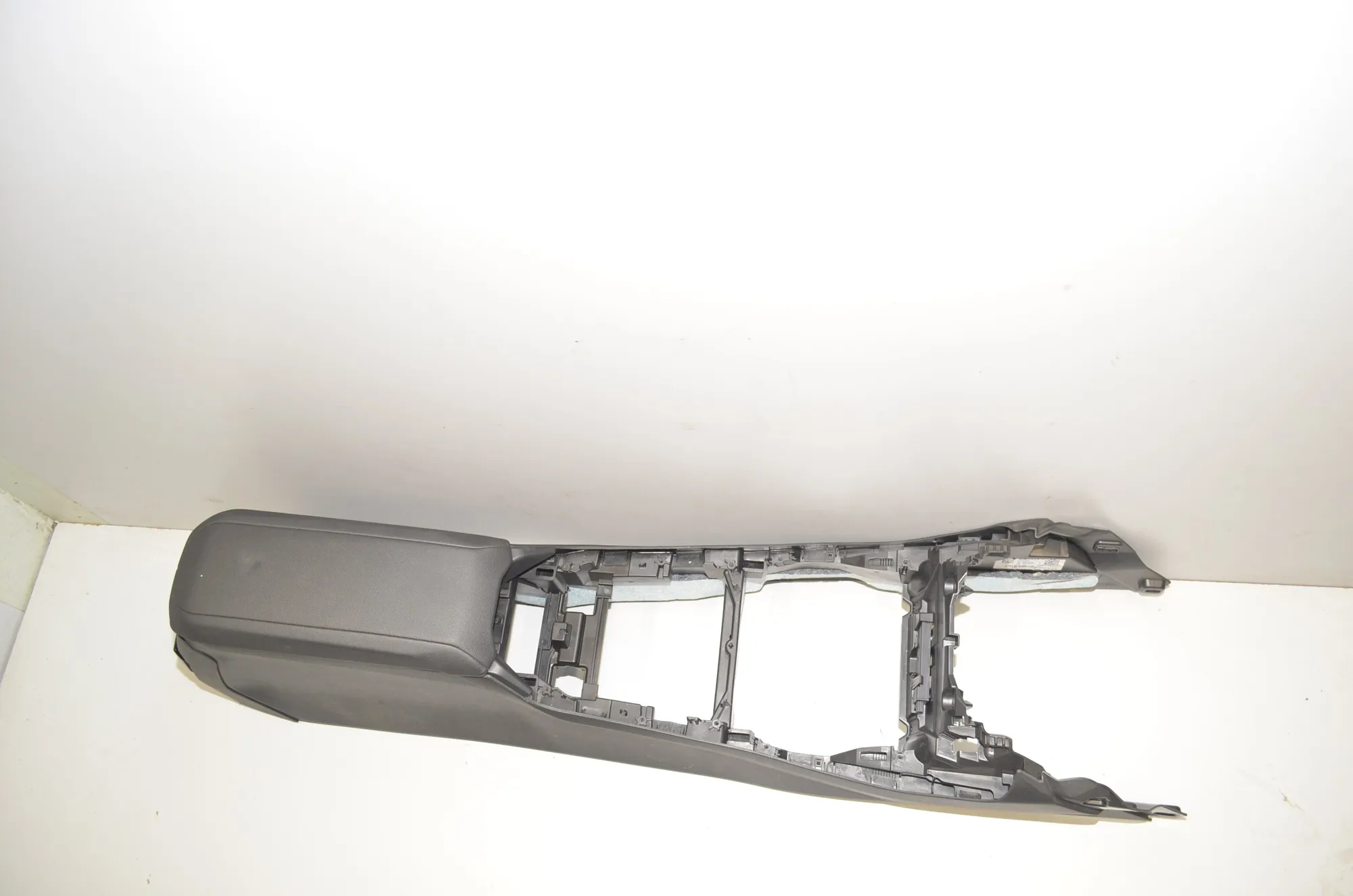 Center Console – OEM 9460092 · BMW 1 (F40) (2019 - -) (F40)118i 2020 – 4