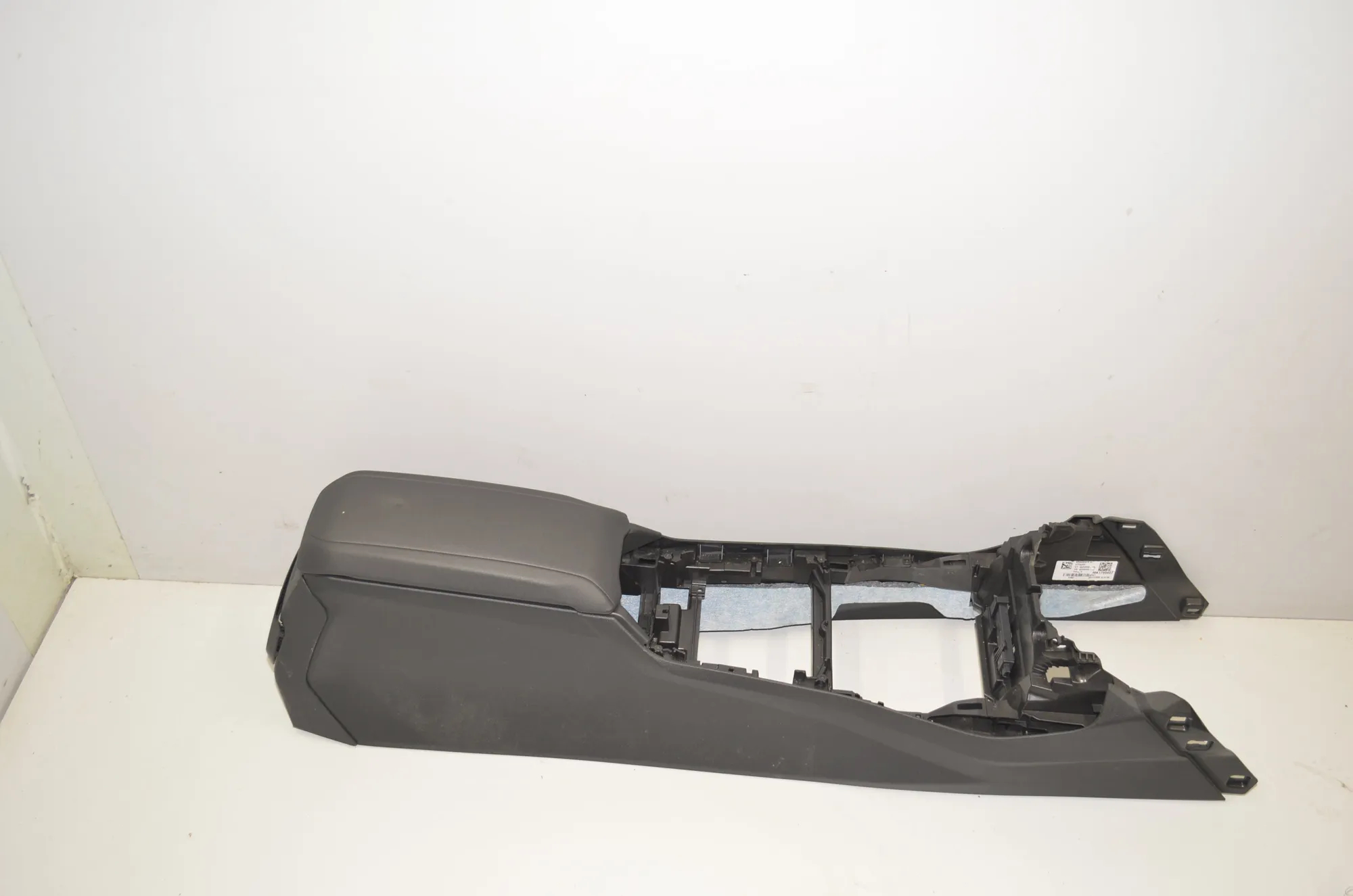 Center Console – OEM 9460092 · BMW 1 (F40) (2019 - -) (F40)118i 2020 – 3