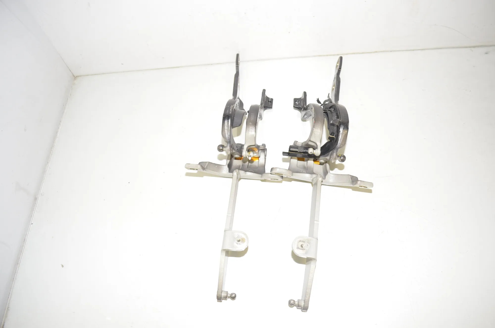 Left Side Bootlid Hinge – OEM 7206639 · BMW 5 Touring (F11) 530 d xDrive 2013