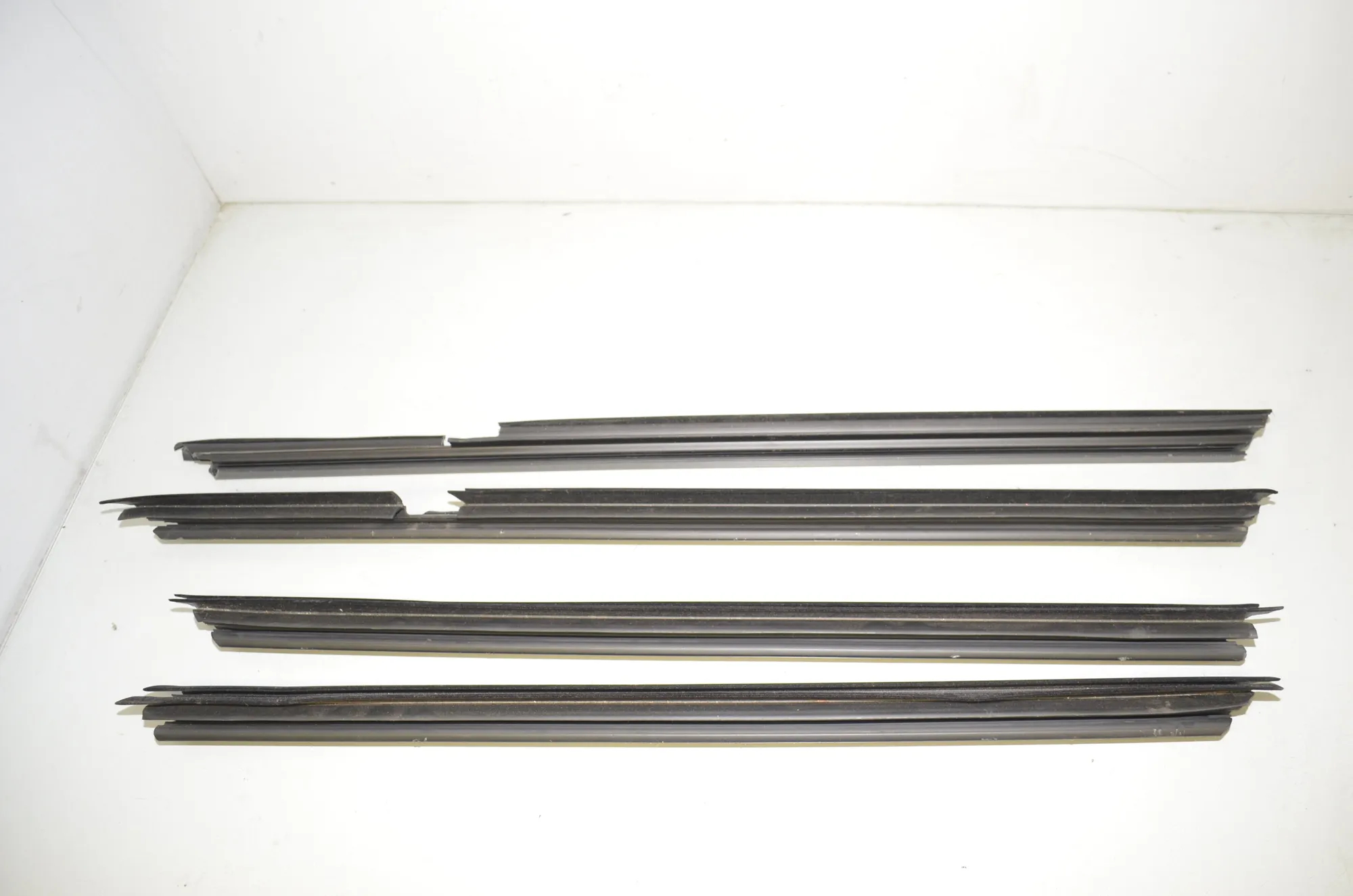 Front Left Door Window Strip – OEM 7336959 · BMW 5 Touring (G31) (2017 - -) M 550 d xDrive 2018 – 2
