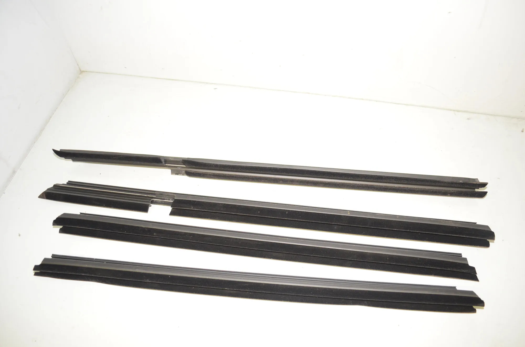 Front Left Door Window Strip – OEM 7336959 · BMW 5 Touring (G31) (2017 - -) M 550 d xDrive 2018 – 4