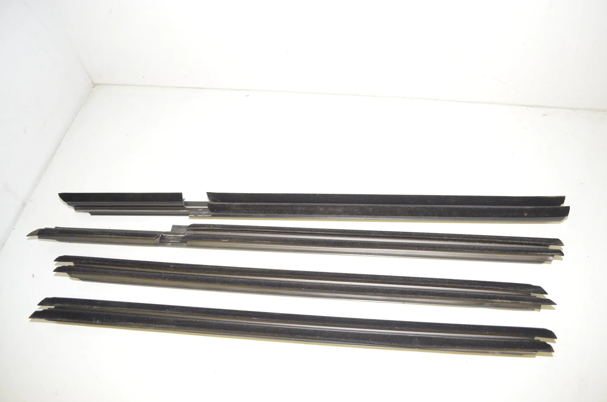 Front Left Door Window Strip – OEM 7336959 · BMW 5 Touring (G31) (2017 - -) M 550 d xDrive 2018