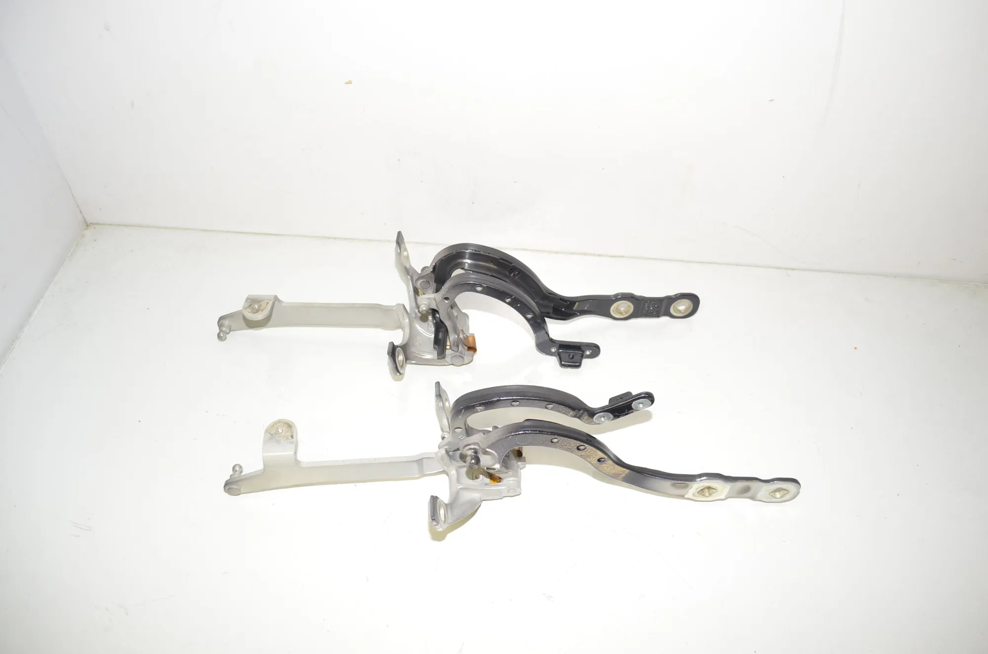 Right Side Bootlid Hinge – OEM 7390413 · BMW 5 Touring (G31) (2017 - -) M 550 d xDrive 2018 – 2