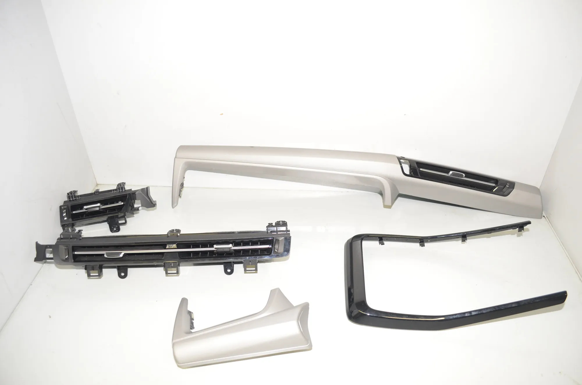 Interior Trim Strips Kit – OEM 9496113 · BMW X1 (U11) (2022 - -) BMW X1 (U11) sDrive 18 i 2024