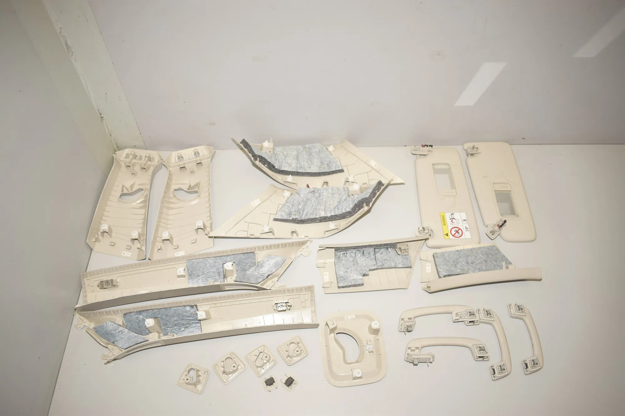 Interior Side Pillars Trim Kit – OEM 9462379 · BMW X1 (U11) (2022 - -) BMW X1 (U11) sDrive 18 i 2024 – 4