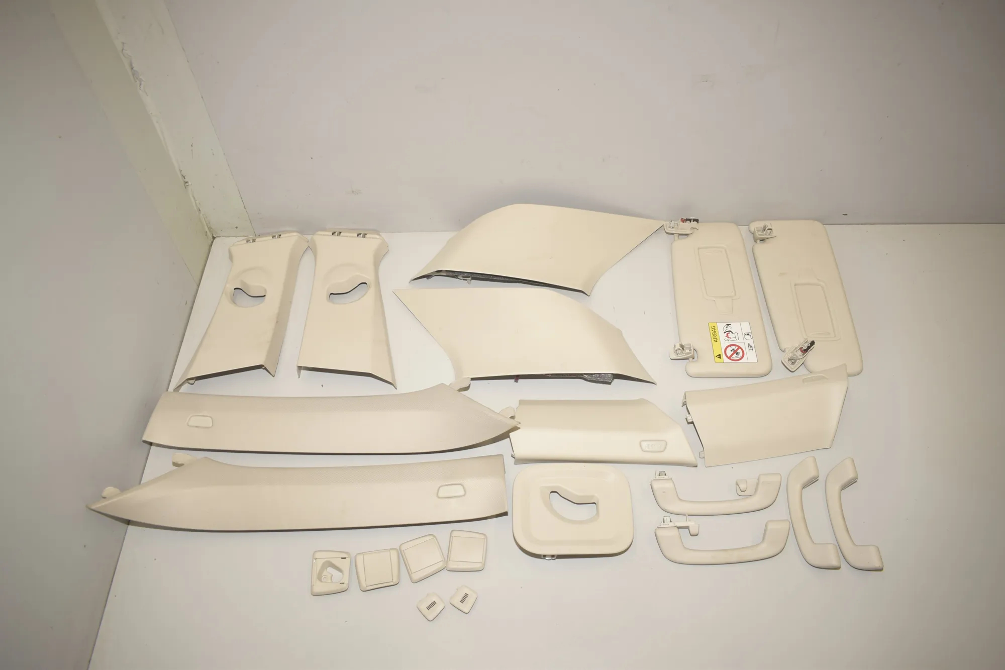 Interior Side Pillars Trim Kit – OEM 9462379 · BMW X1 (U11) (2022 - -) BMW X1 (U11) sDrive 18 i 2024