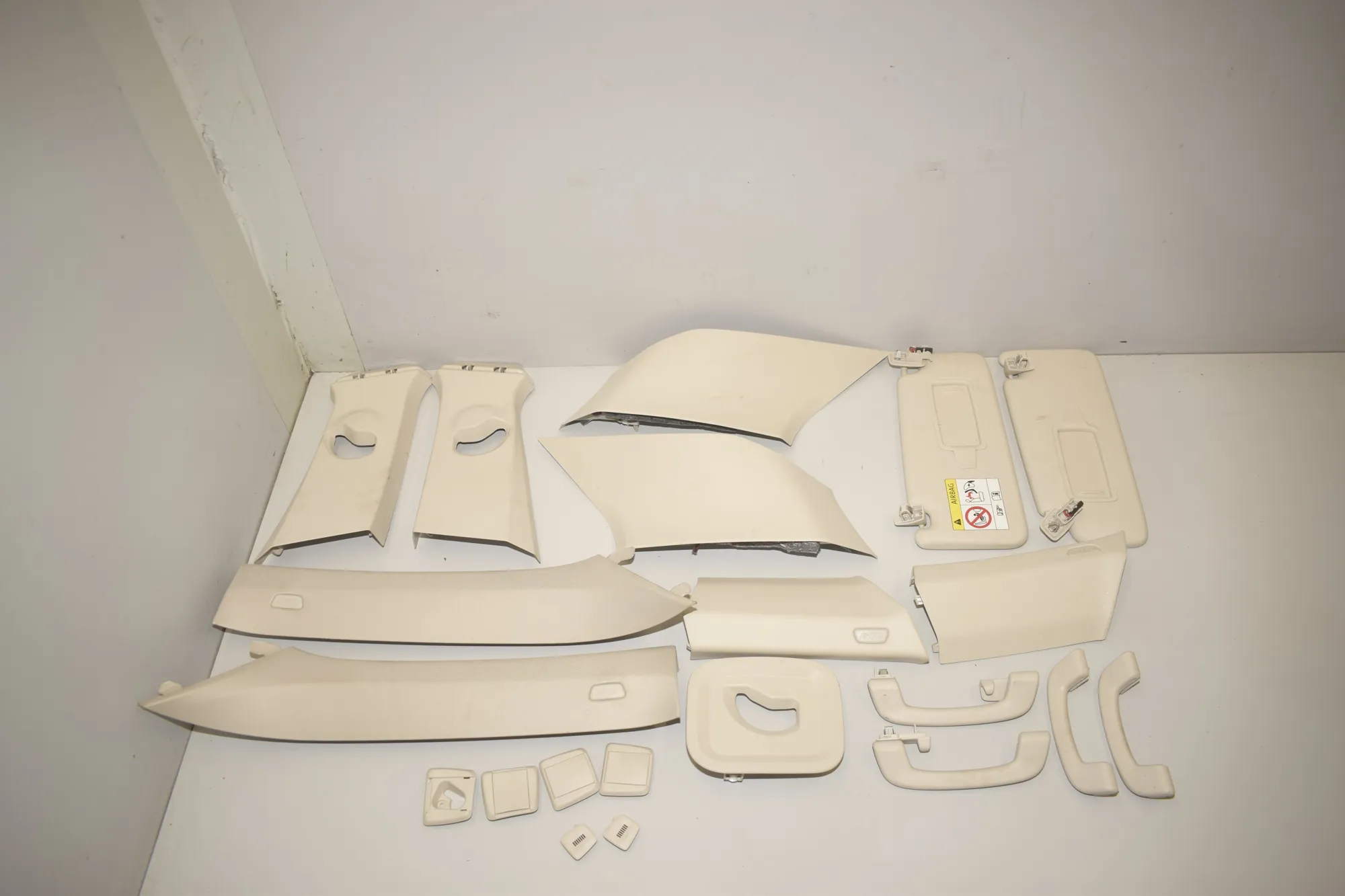 Interior Side Pillars Trim Kit – OEM 9462379 · BMW X1 (U11) (2022 - -) BMW X1 (U11) sDrive 18 i 2024 – 2