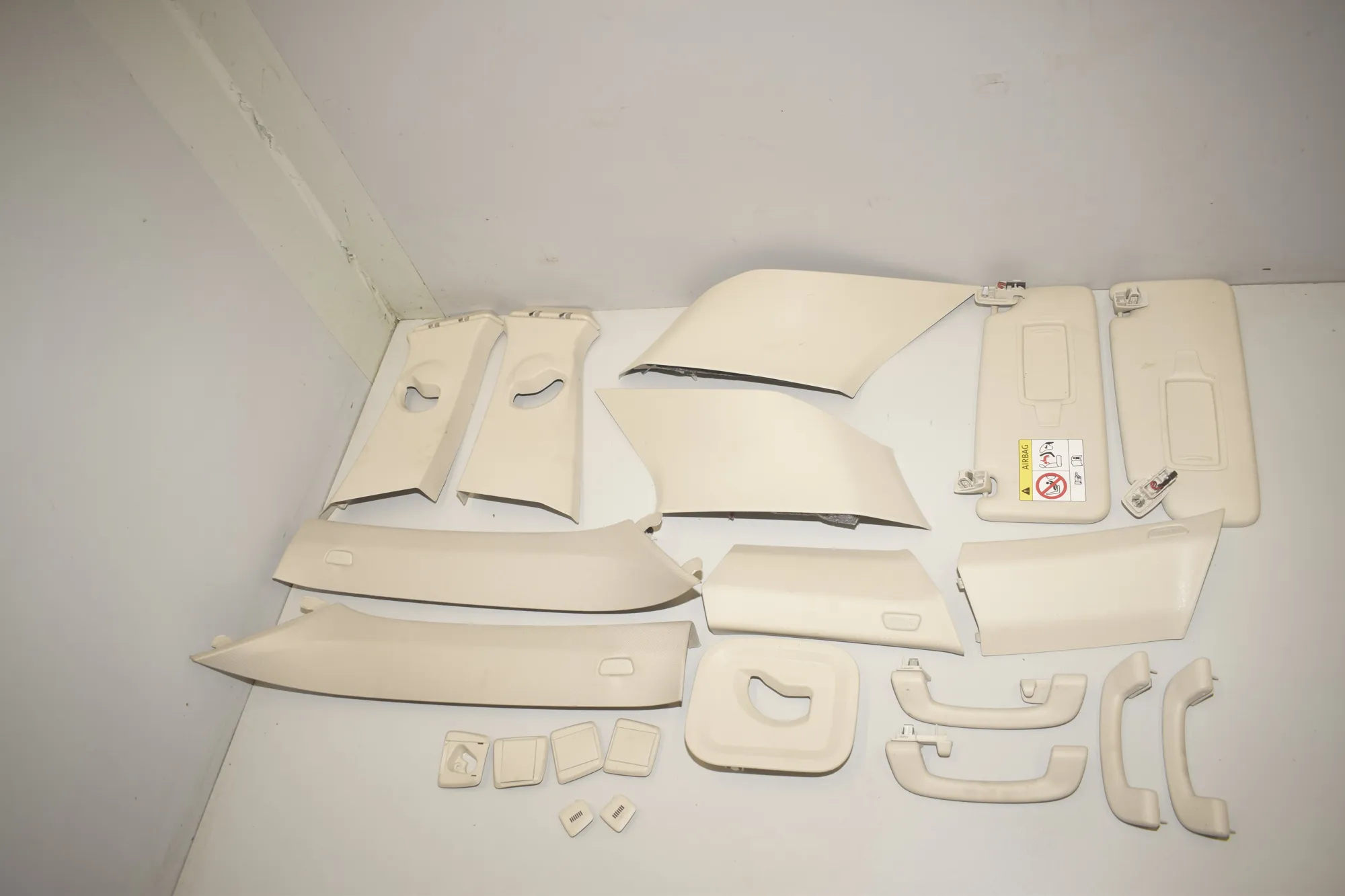 Interior Side Pillars Trim Kit – OEM 9462379 · BMW X1 (U11) (2022 - -) BMW X1 (U11) sDrive 18 i 2024 – 3