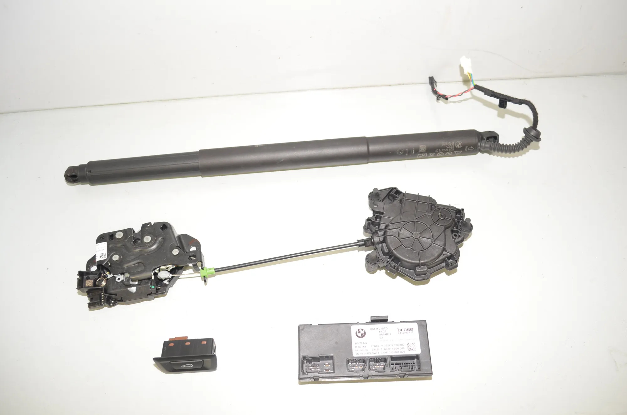 Electric Tailgate Opening Kit – OEM 5A74B11 · BMW X1 (U11) (2022 - -) BMW X1 (U11) sDrive 18 i 2024