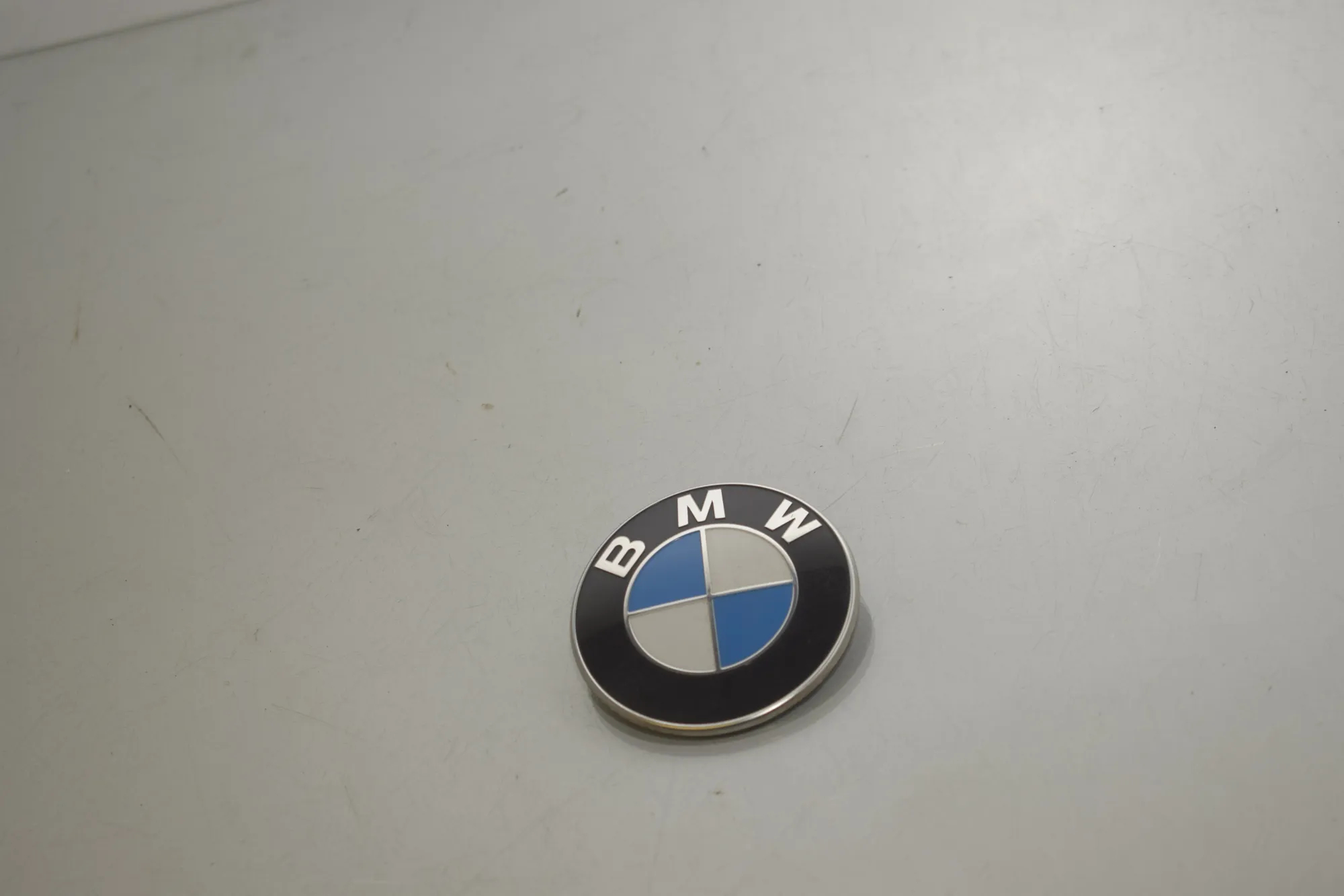 Car Manufacturer Badge Emblem – OEM 8492586 · BMW X1 (U11) (2022 - -) BMW X1 (U11) sDrive 18 i 2024 – 2