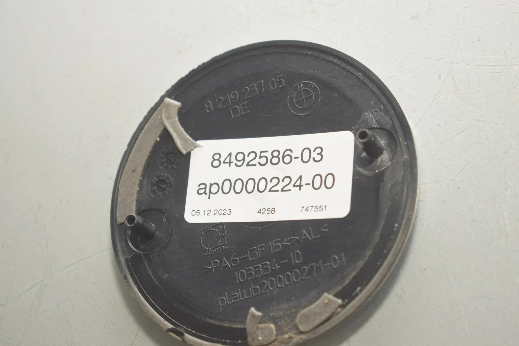 Car Manufacturer Badge Emblem – OEM 8492586 · BMW X1 (U11) (2022 - -) BMW X1 (U11) sDrive 18 i 2024 – 4