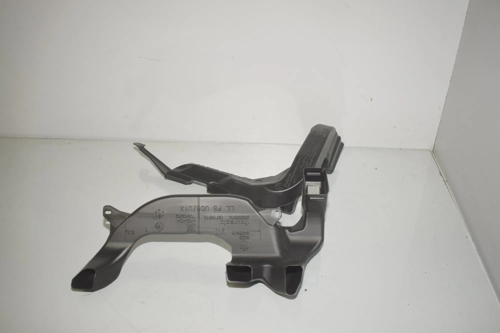 Interior Air Duct Channel – OEM 9496548 · BMW X1 (U11) (2022 - -) BMW X1 (U11) sDrive 18 i 2024 – 2