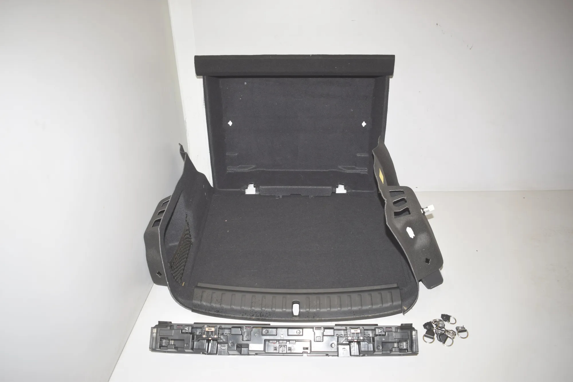 Trunk Trim Kit – OEM 7952336 · BMW X1 (U11) (2022 - -) BMW X1 (U11) sDrive 18 i 2024