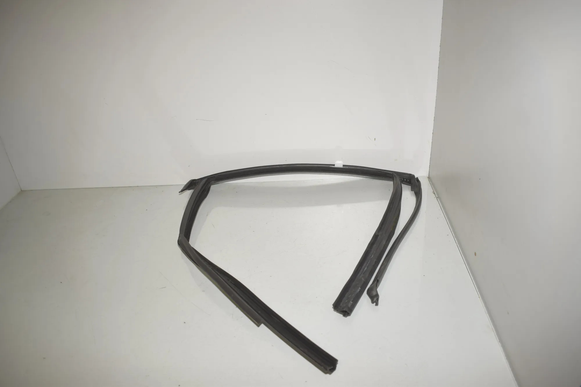 Rear Right Door Rubber Seal – OEM 9451542 · BMW X1 (U11) (2022 - -) BMW X1 (U11) sDrive 18 i 2024 – 2