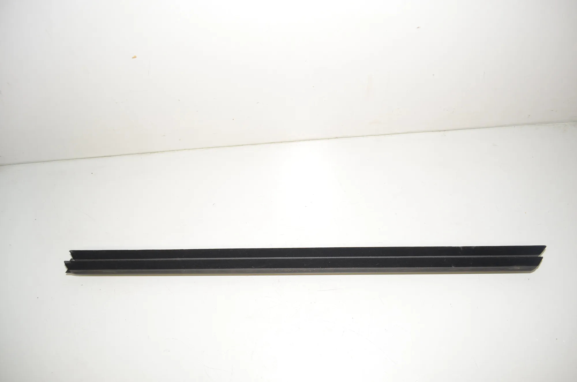Front Left Door Window Strip – OEM 9451513 · BMW X1 (U11) (2022 - -) BMW X1 (U11) sDrive 18 i 2024