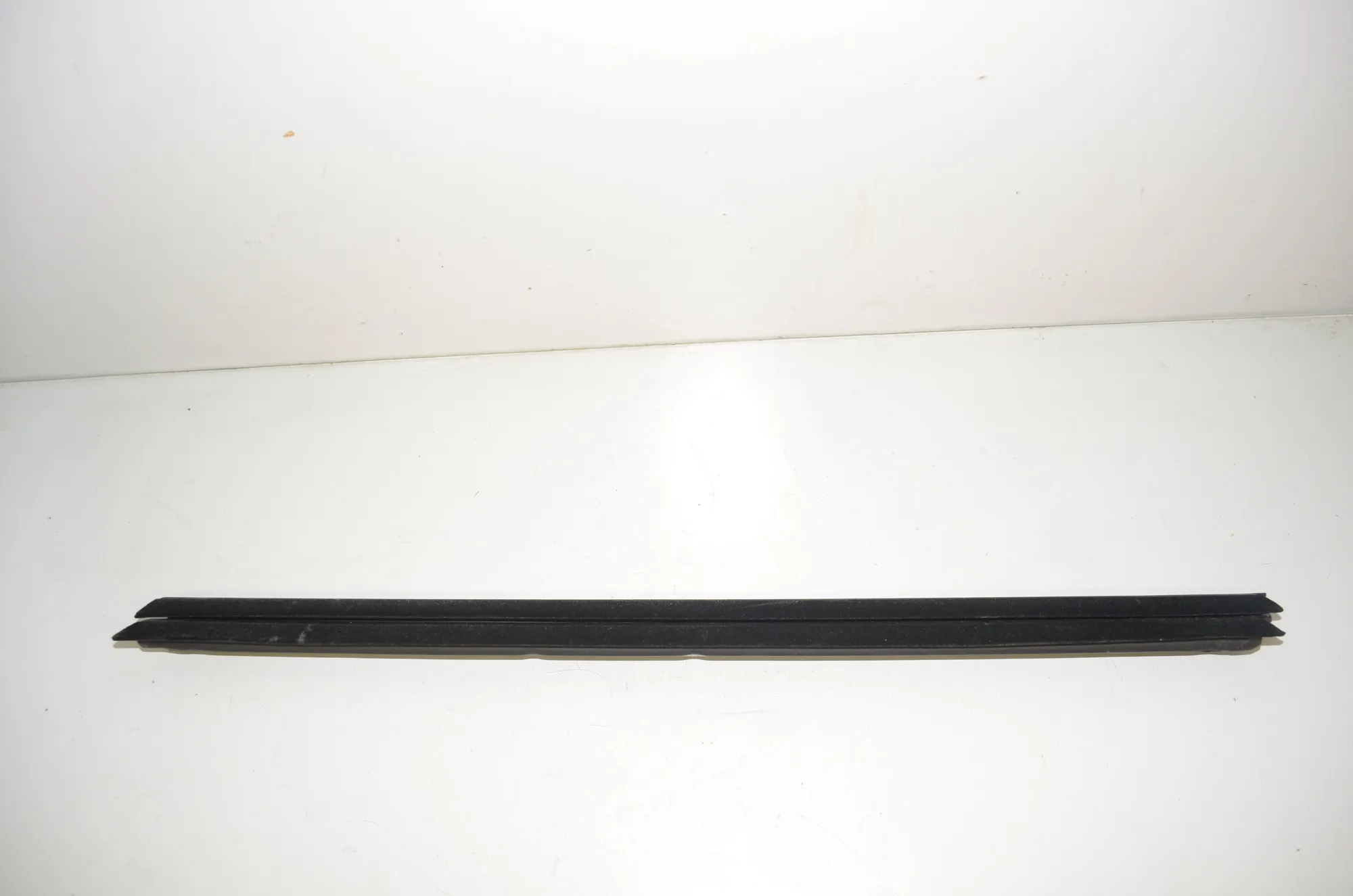 Front Left Door Window Strip – OEM 9451513 · BMW X1 (U11) (2022 - -) BMW X1 (U11) sDrive 18 i 2024 – 2
