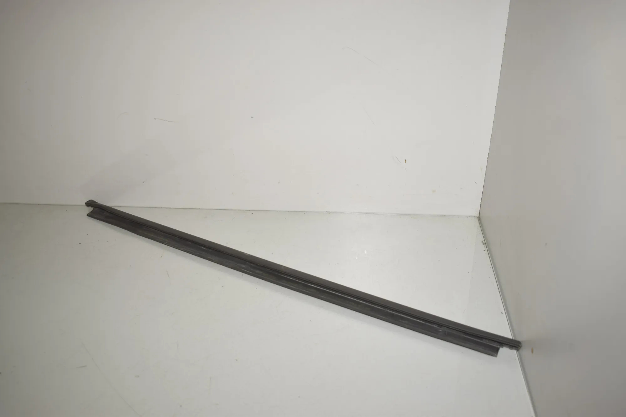 Rear Left Door Window Strip – OEM 9451523 · BMW X1 (U11) (2022 - -) BMW X1 (U11) sDrive 18 i 2024 – 2