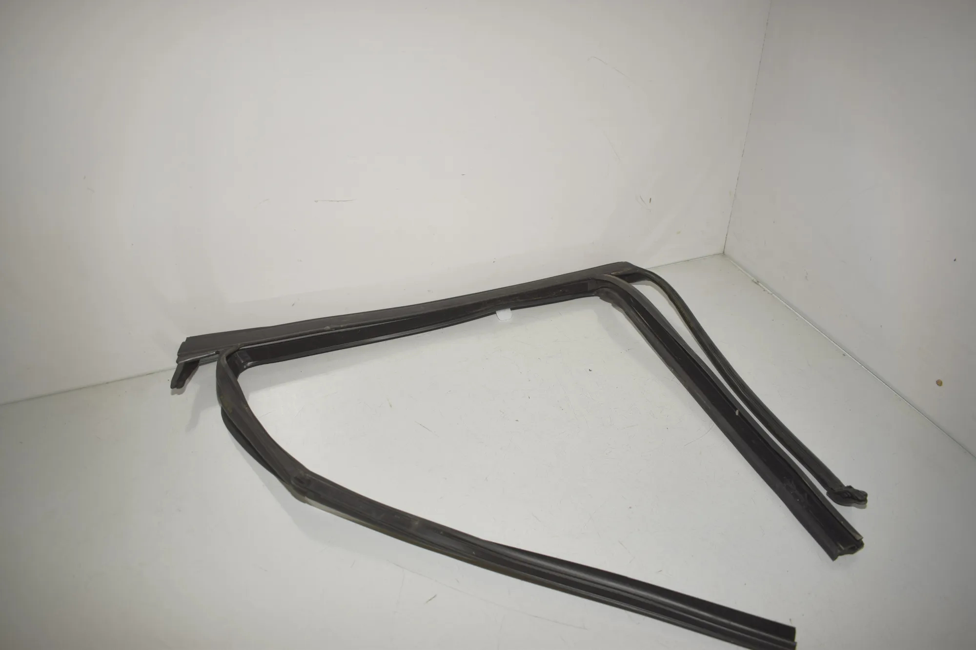 Rear Left Door Seal Rubber – OEM 9451541 · BMW X1 (U11) (2022 - -) BMW X1 (U11) sDrive 18 i 2024 – 2