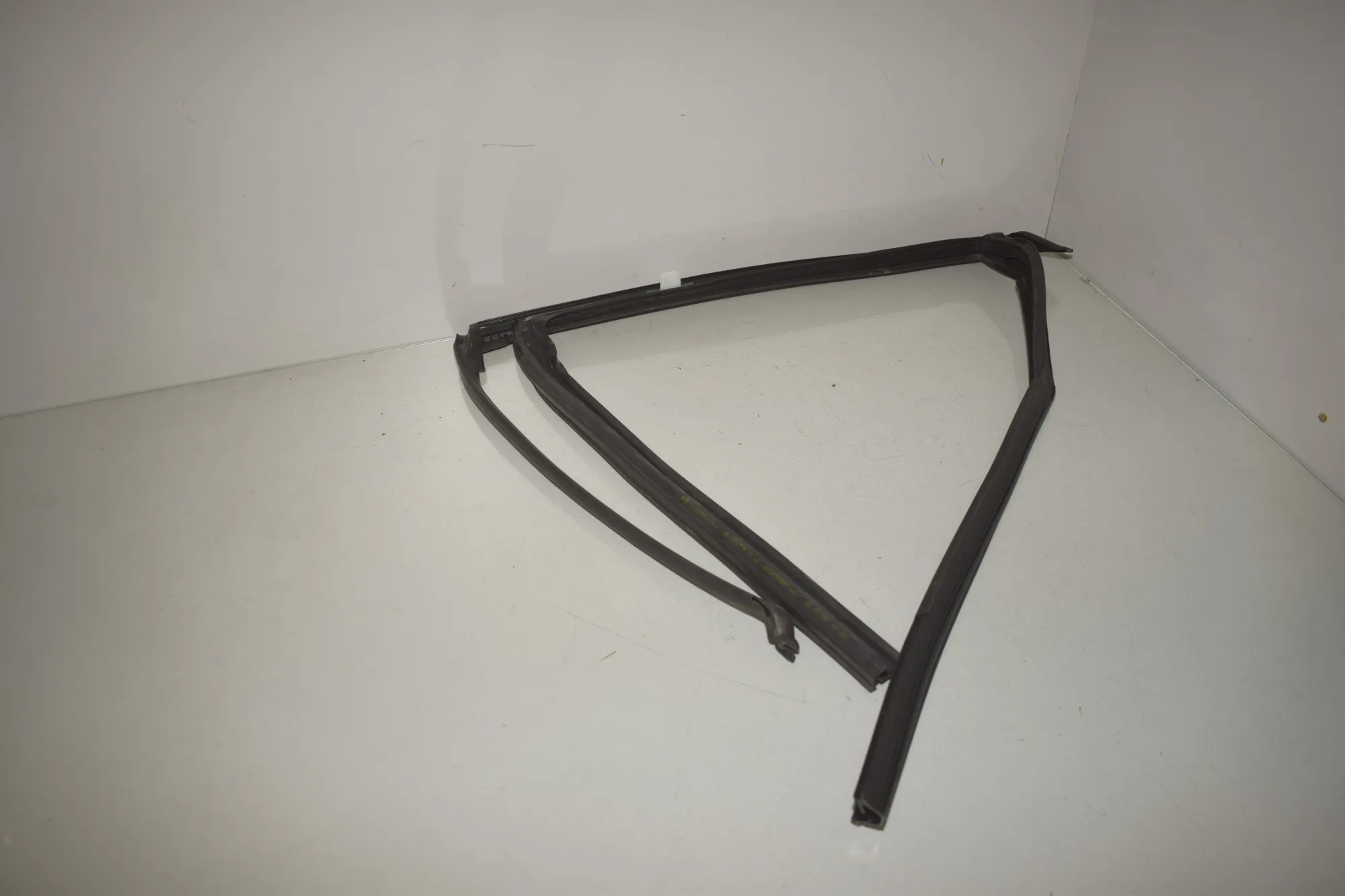 Rear Left Door Seal Rubber – OEM 9451541 · BMW X1 (U11) (2022 - -) BMW X1 (U11) sDrive 18 i 2024 – 4