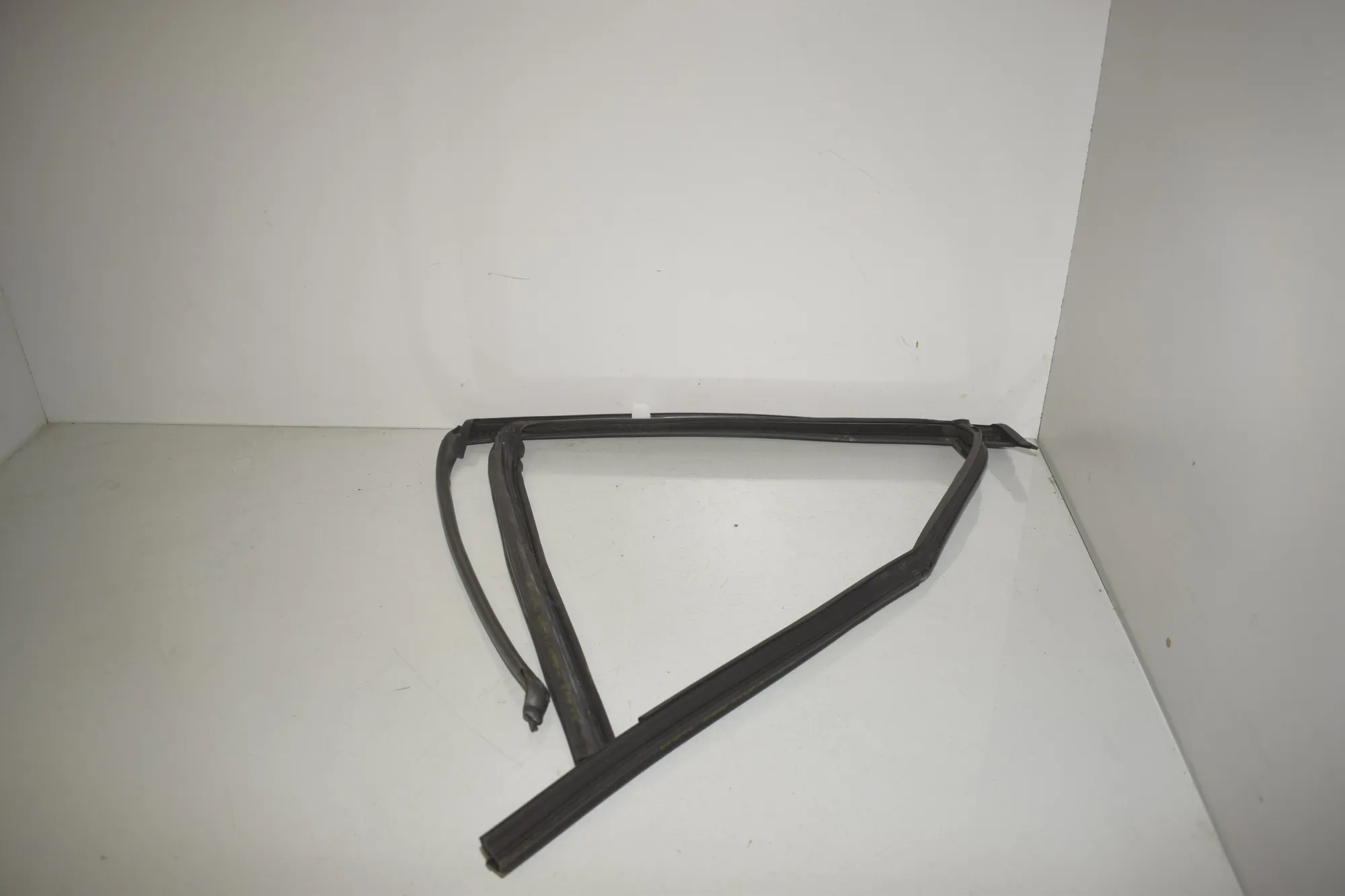 Rear Left Door Seal Rubber – OEM 9451541 · BMW X1 (U11) (2022 - -) BMW X1 (U11) sDrive 18 i 2024 – 3