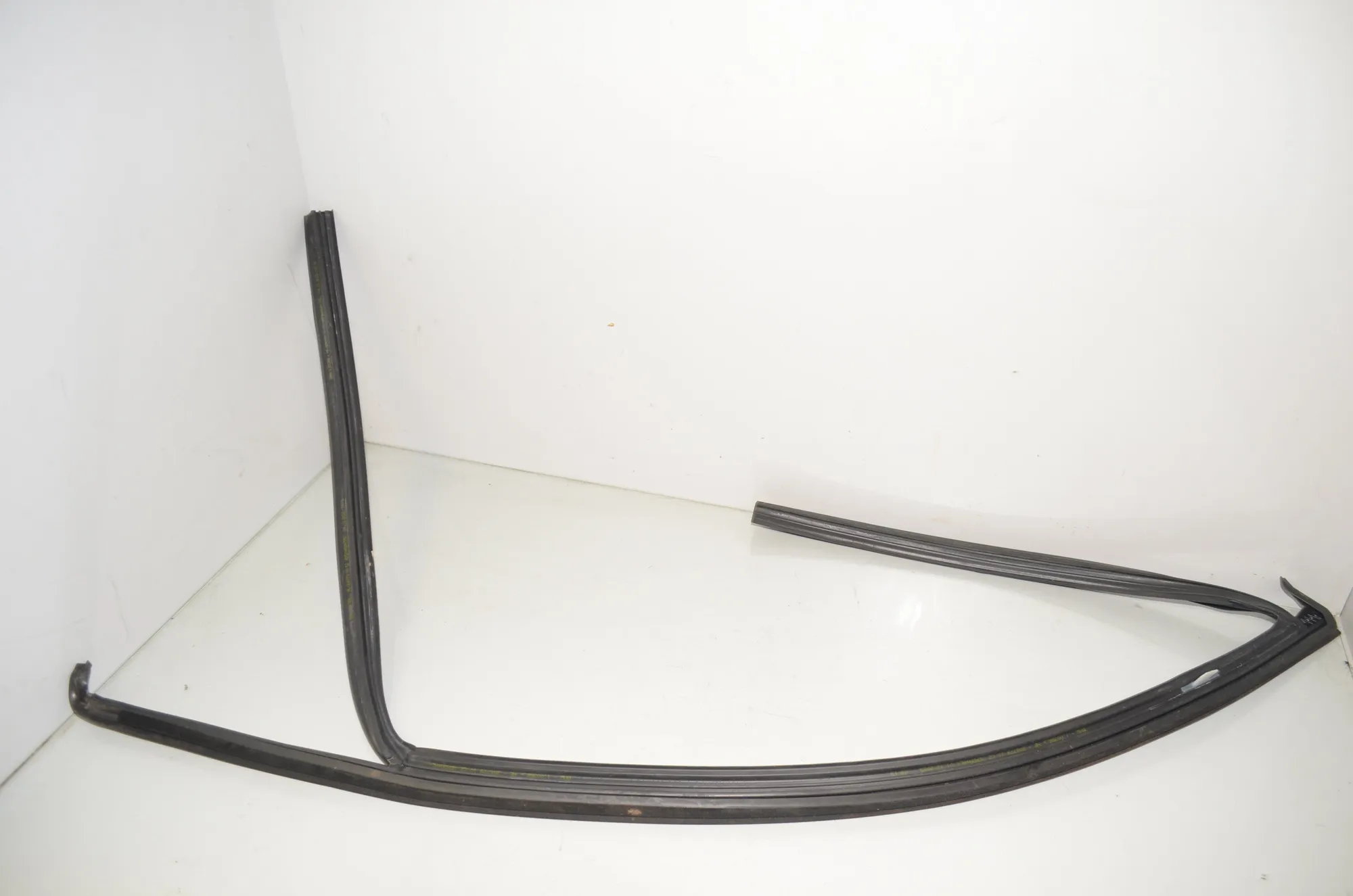 Front Left Door Seal Rubber – OEM 9451539 · BMW X1 (U11) (2022 - -) BMW X1 (U11) sDrive 18 i 2024 – 4