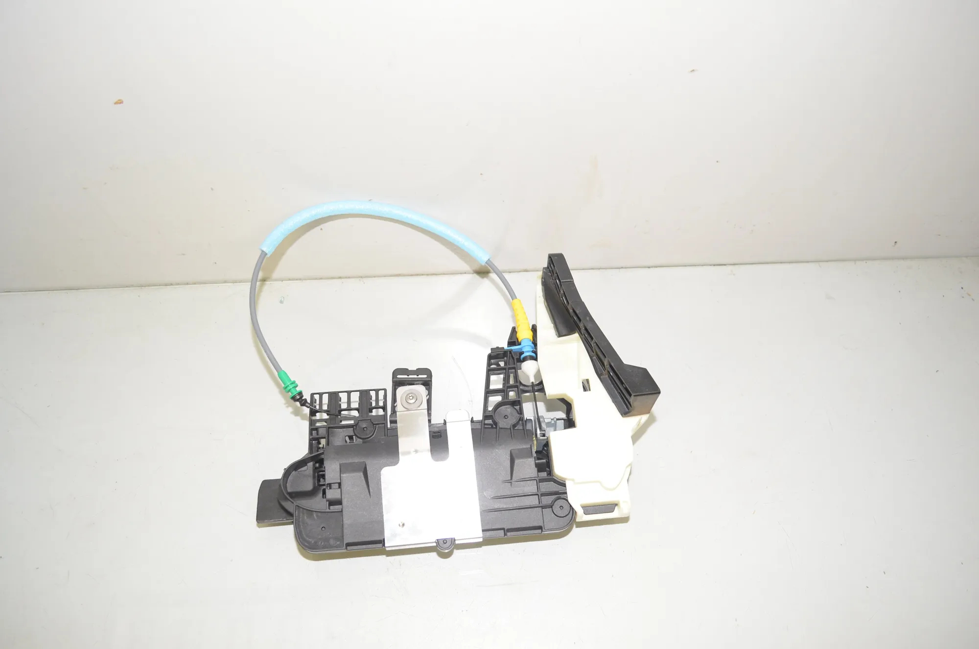 Front Left Door Interior Handle Frame – OEM 5A68EE7 · BMW X1 (U11) (2022 - -) BMW X1 (U11) sDrive 18 i 2024 – 2