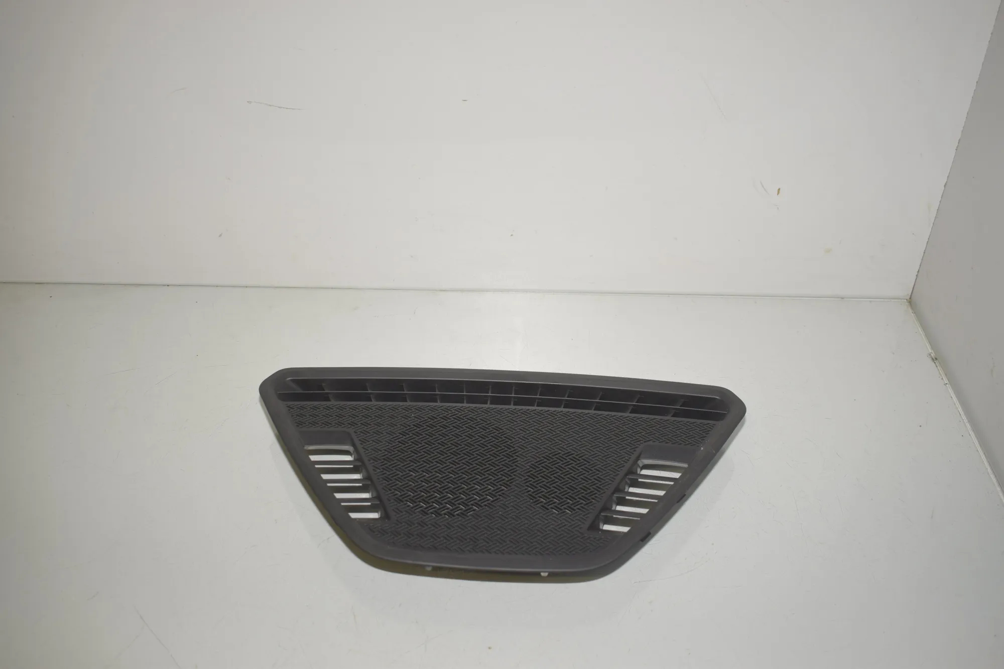 Loudspeaker Cover – OEM 9461459 · BMW X1 (U11) (2022 - -) BMW X1 (U11) sDrive 18 i 2024