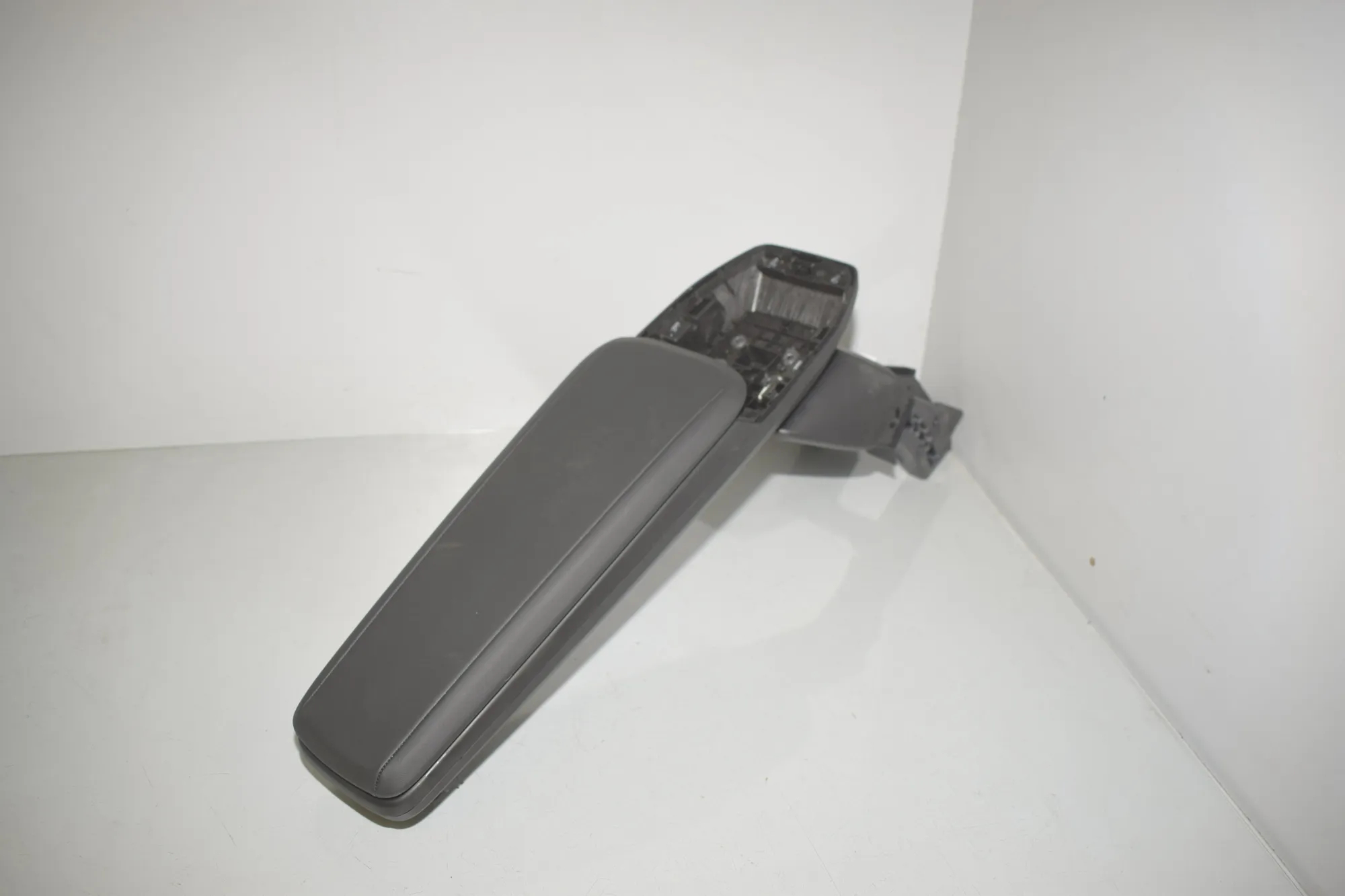 Armrest – OEM 5A6E0C1 · BMW X1 (U11) (2022 - -) BMW X1 (U11) sDrive 18 i 2024 – 3