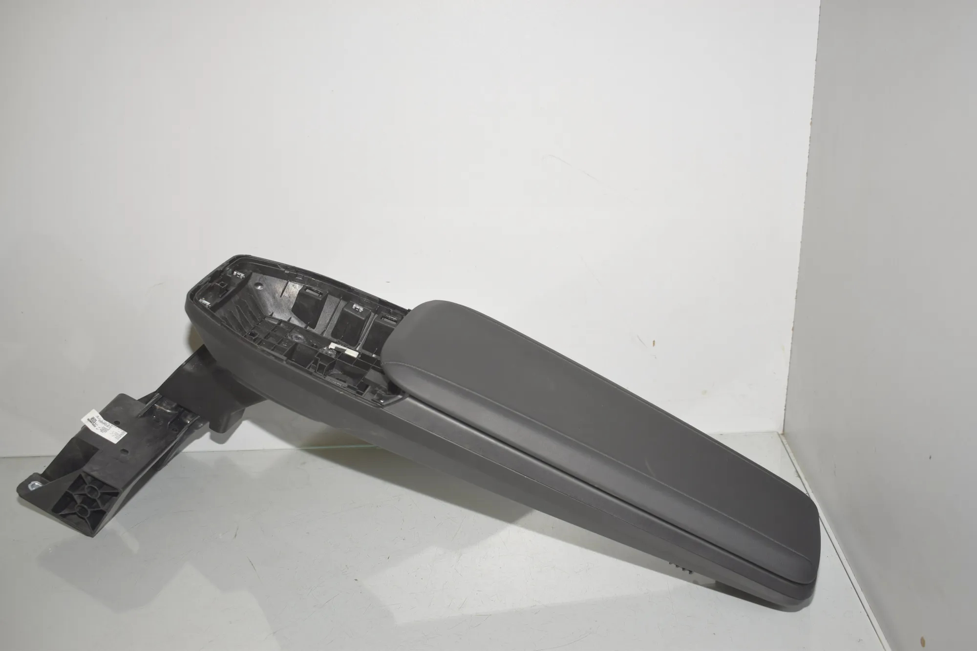 Armrest – OEM 5A6E0C1 · BMW X1 (U11) (2022 - -) BMW X1 (U11) sDrive 18 i 2024 – 4