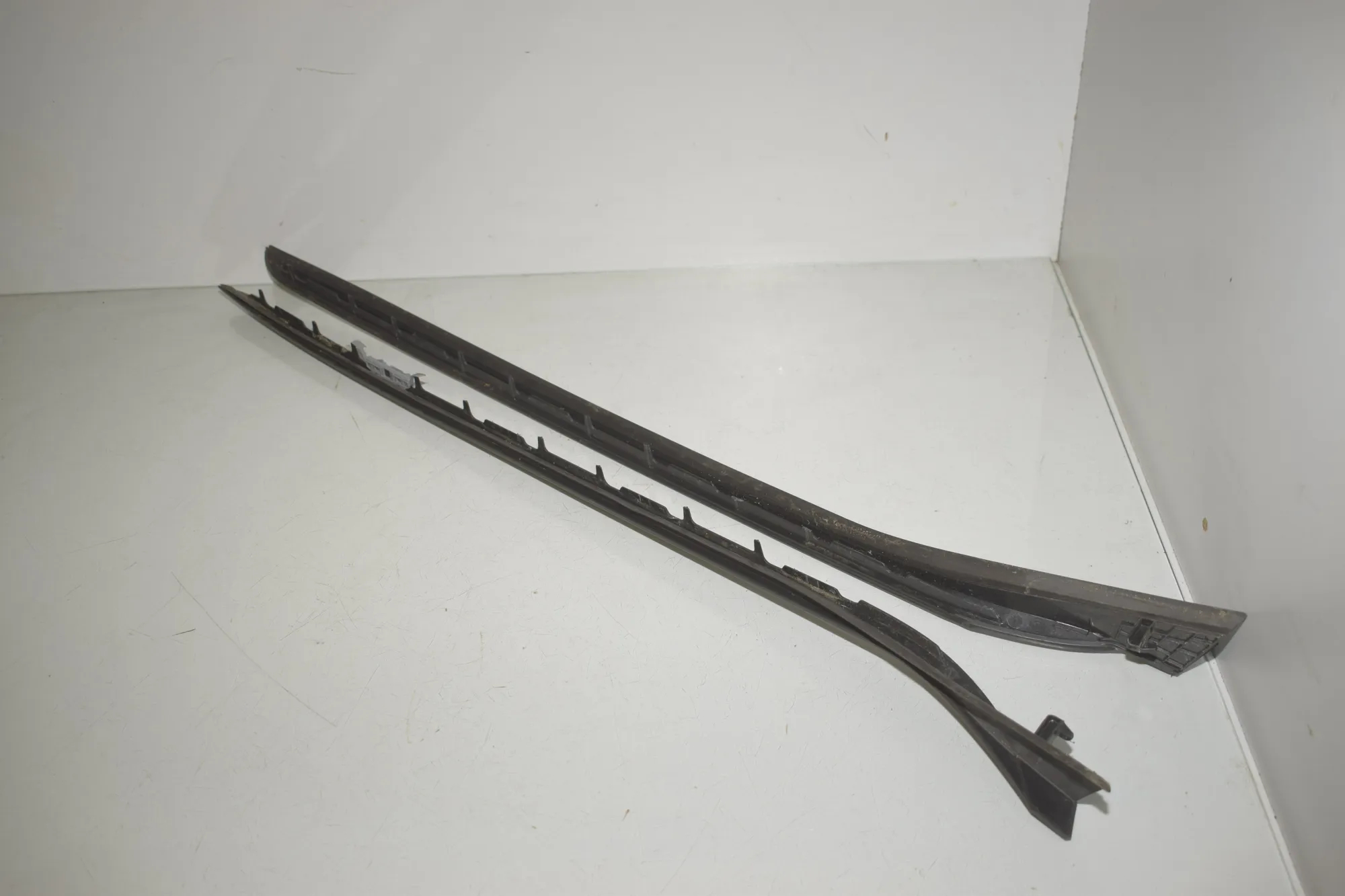 Windshield Left Vertical Trim – OEM 9478897 · BMW X1 (U11) (2022 - -) BMW X1 (U11) sDrive 18 i 2024 – 3