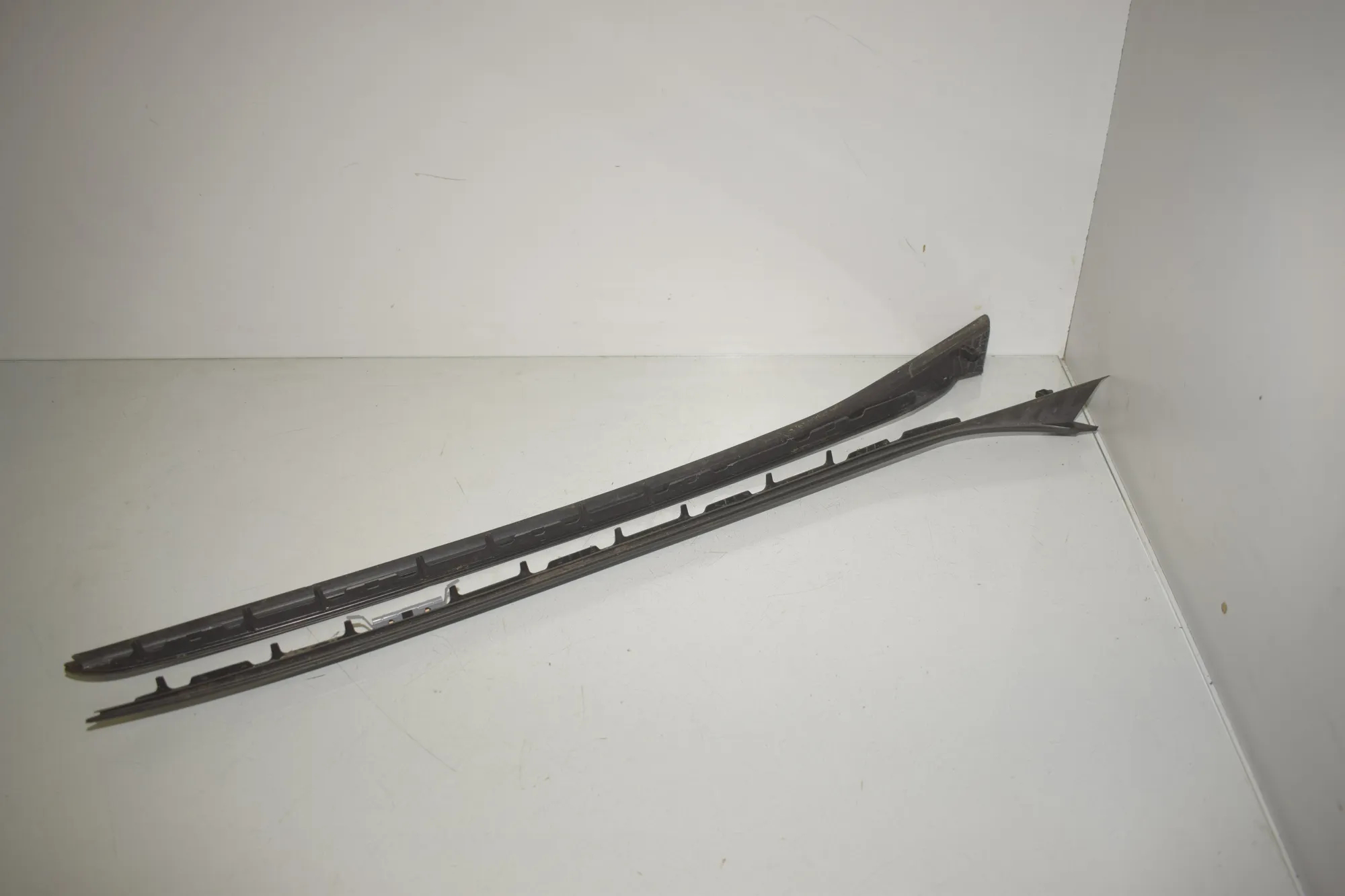 Windshield Left Vertical Trim – OEM 9478897 · BMW X1 (U11) (2022 - -) BMW X1 (U11) sDrive 18 i 2024 – 4