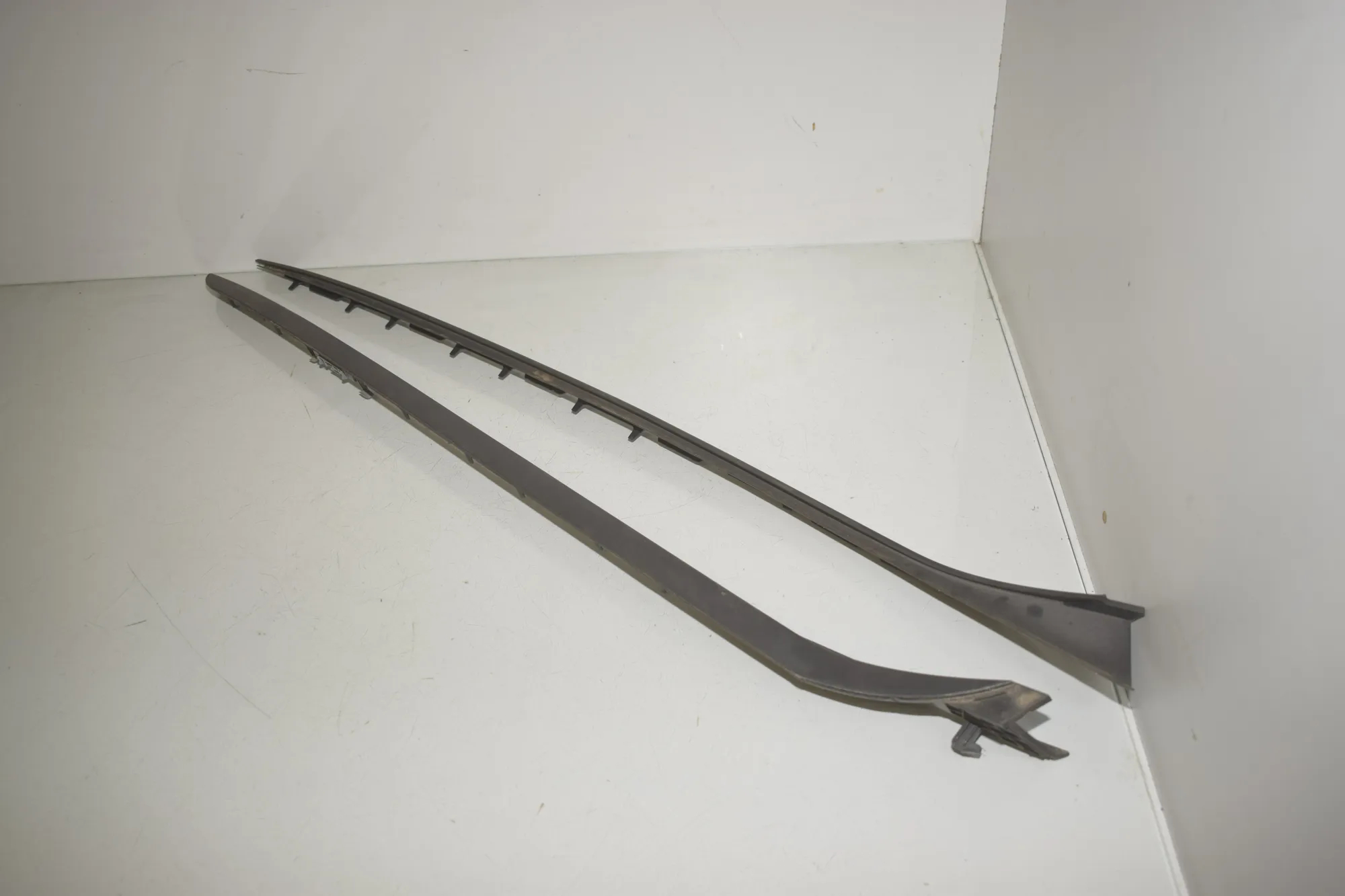 Windshield Left Vertical Trim – OEM 9478897 · BMW X1 (U11) (2022 - -) BMW X1 (U11) sDrive 18 i 2024 – 2
