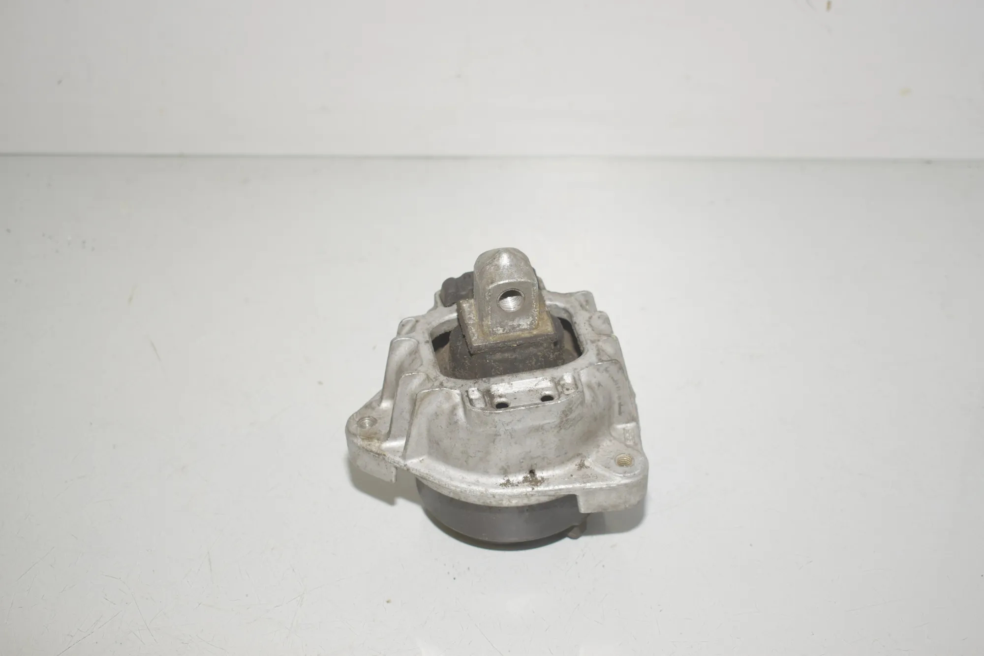 Right Side Engine Mount – OEM 6777382 · BMW 5 Touring (F11) 530 d xDrive 2013 – 2
