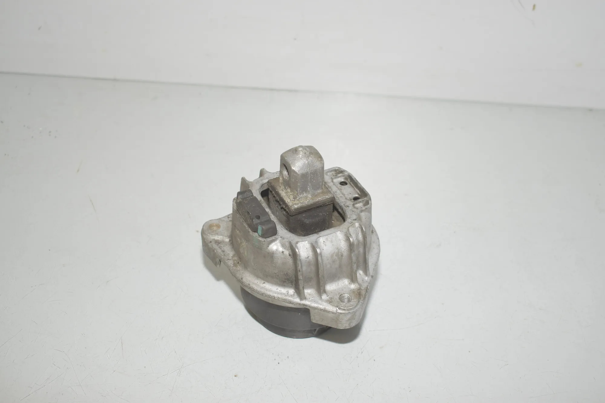 Right Side Engine Mount – OEM 6777382 · BMW 5 Touring (F11) 530 d xDrive 2013 – 3