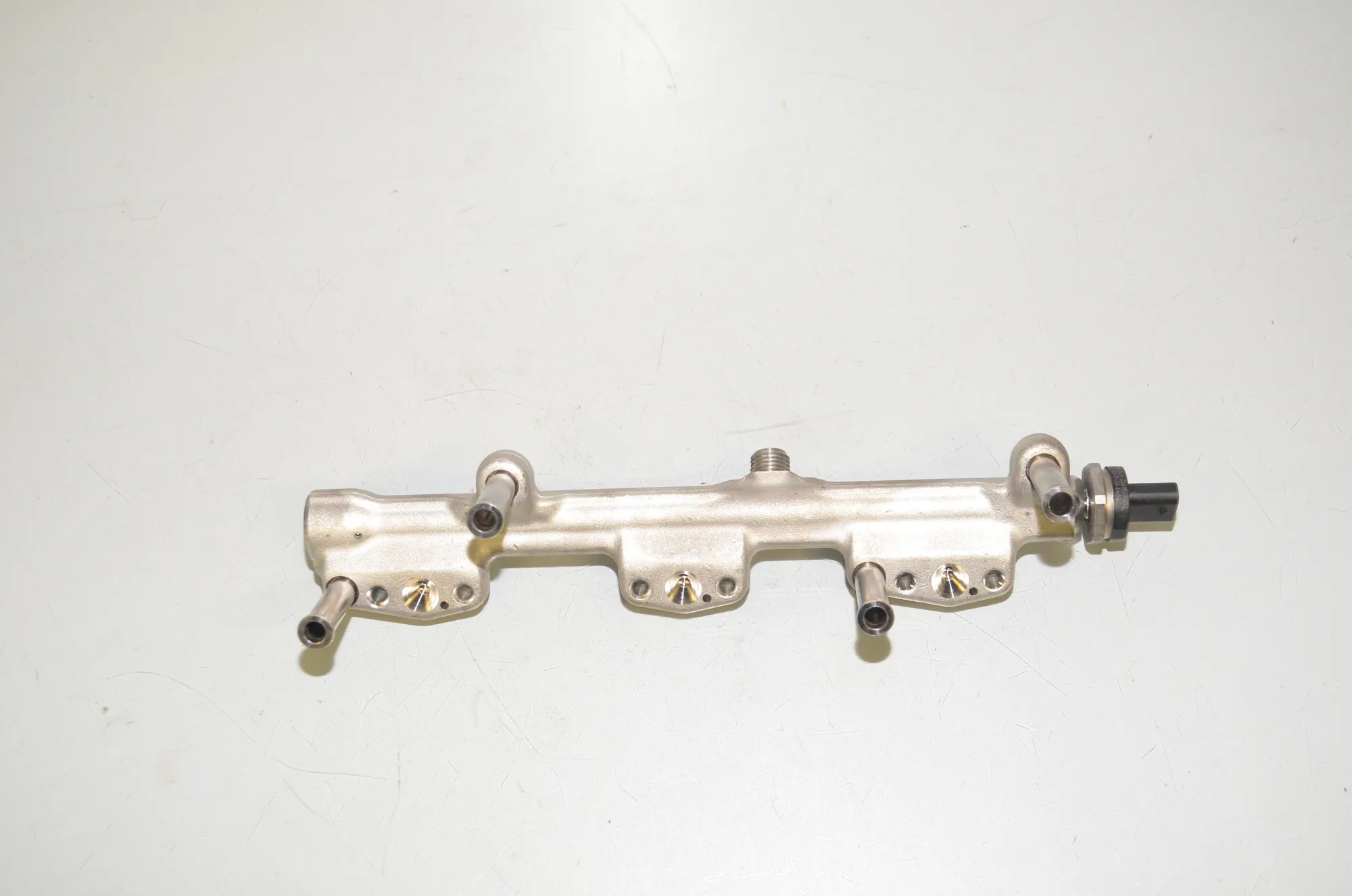 Fuel Rail – OEM 8665631 · BMW X1 (U11) (2022 - -) BMW X1 (U11) sDrive 18 i 2024 – 3