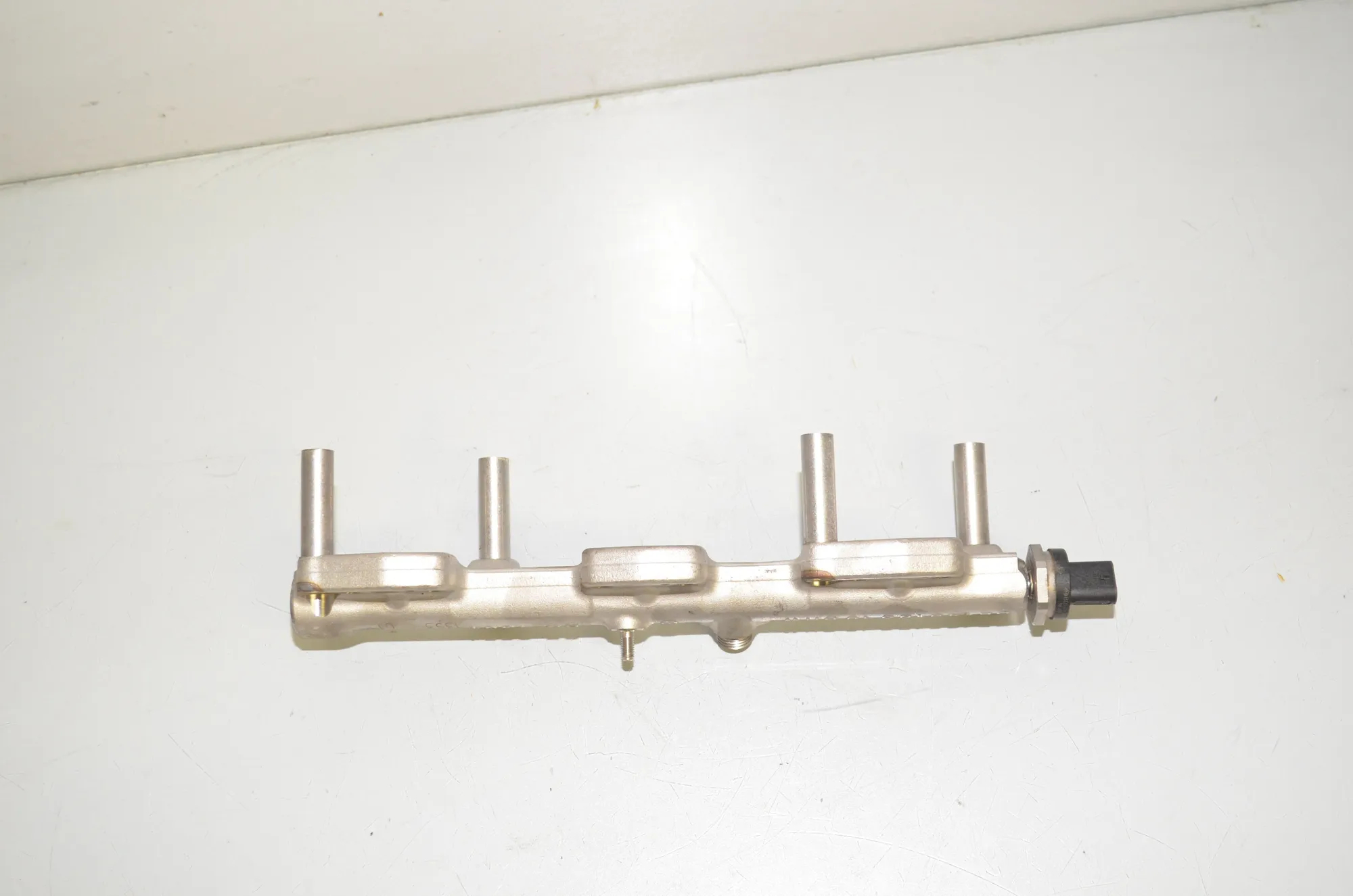 Fuel Rail – OEM 8694197 · BMW 2 Active Tourer (F45) 225 xe 2018 – 3