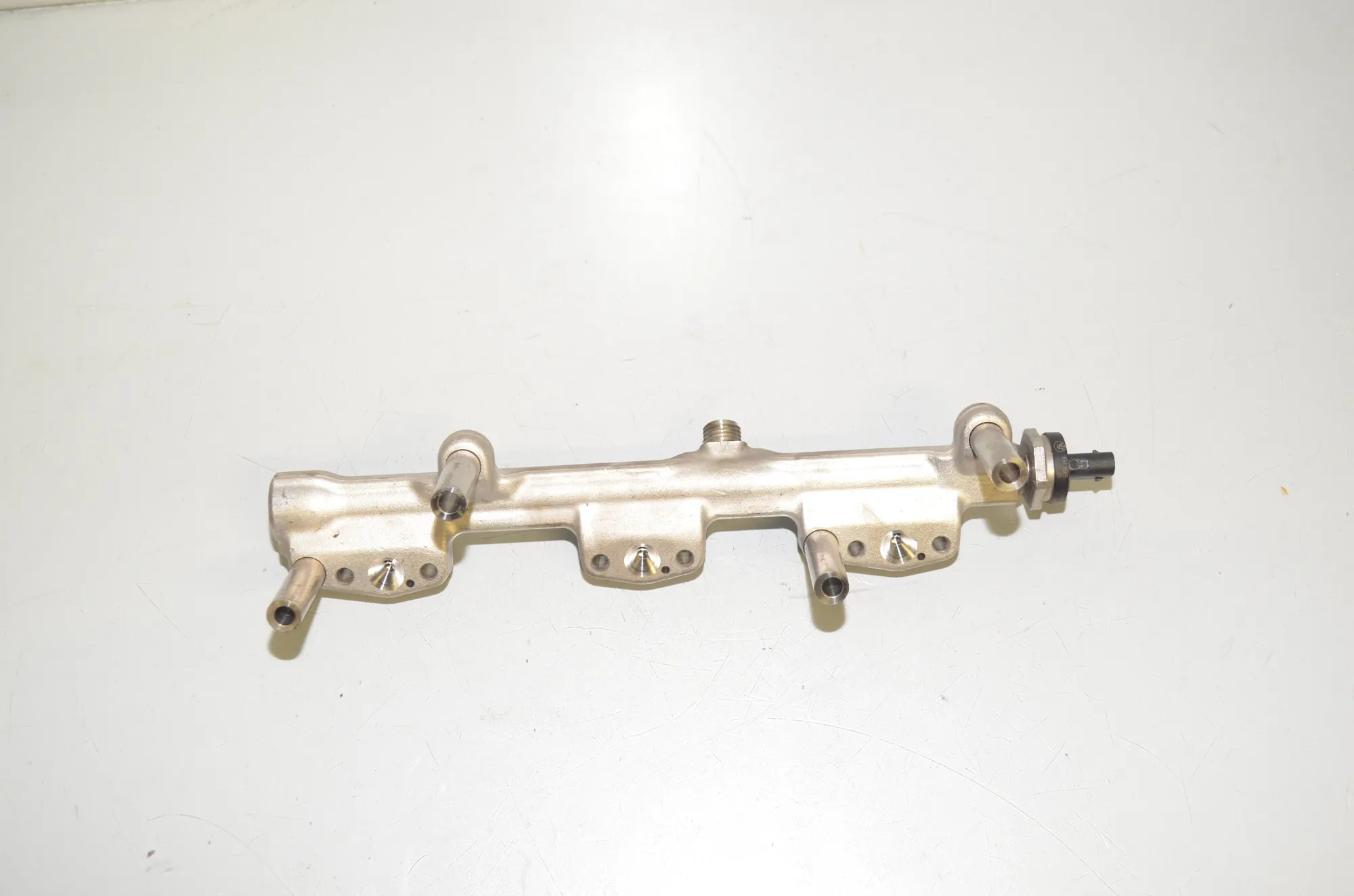 Fuel Rail – OEM 8694197 · BMW 2 Active Tourer (F45) 225 xe 2018 – 2