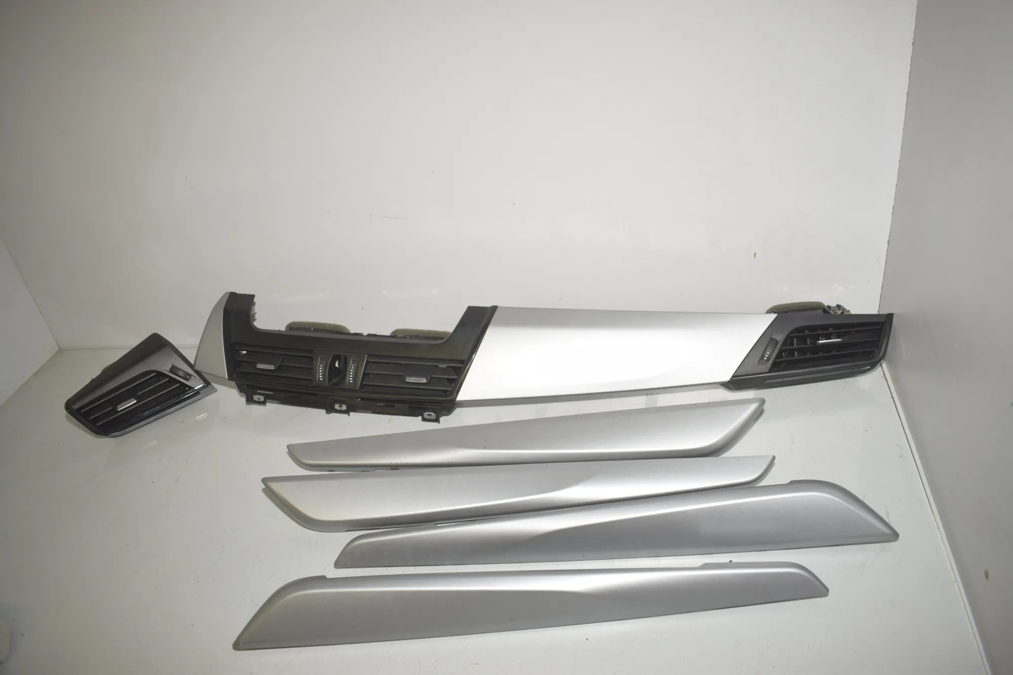 Interior Trim Strips Kit – OEM 9262957 · BMW 2 Active Tourer (F45) 225 xe 2018 – 3