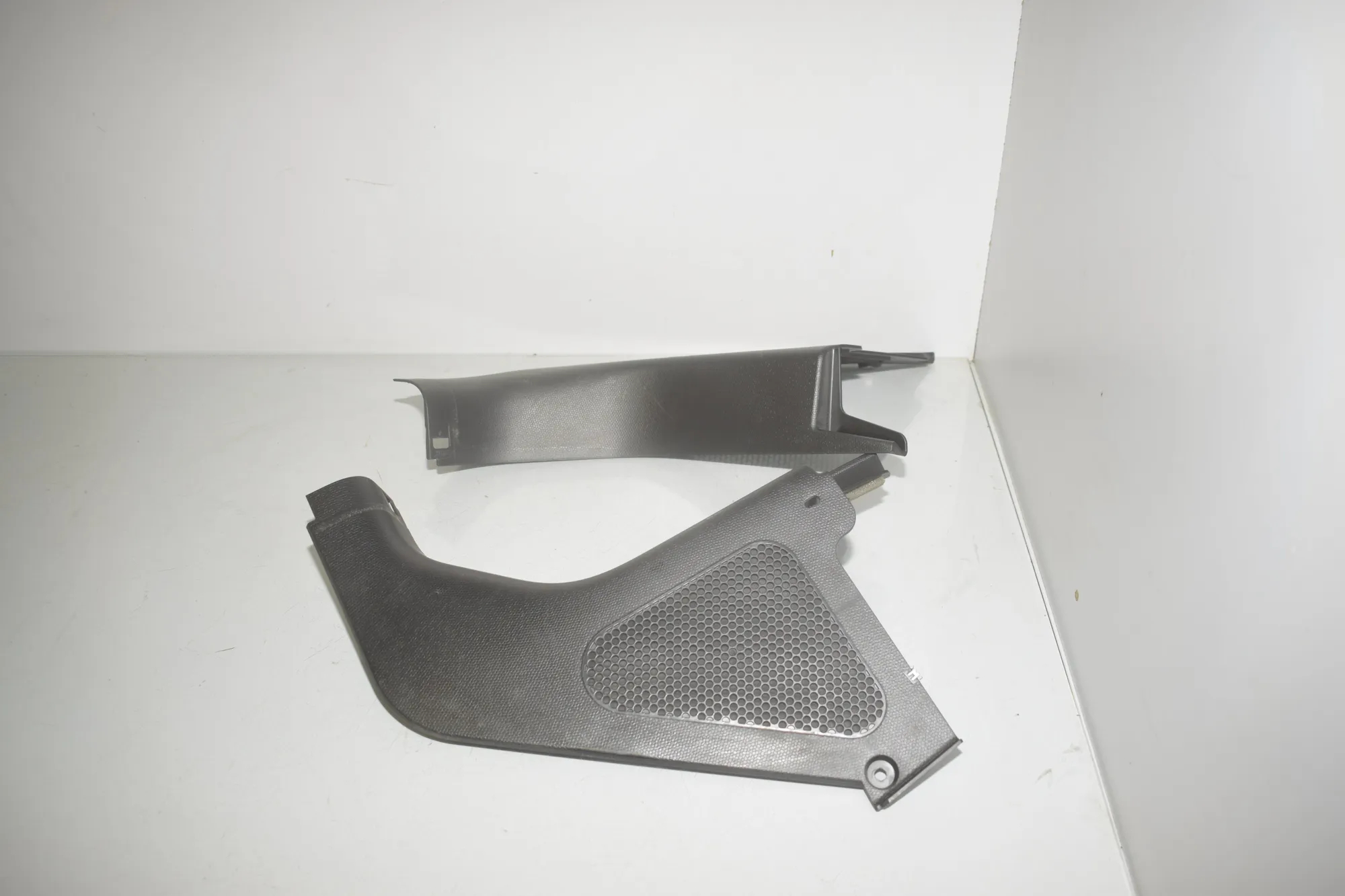 Front Right Interior Step Trim – OEM 7272418 · BMW i3 (I01) Electric 2019 – 2