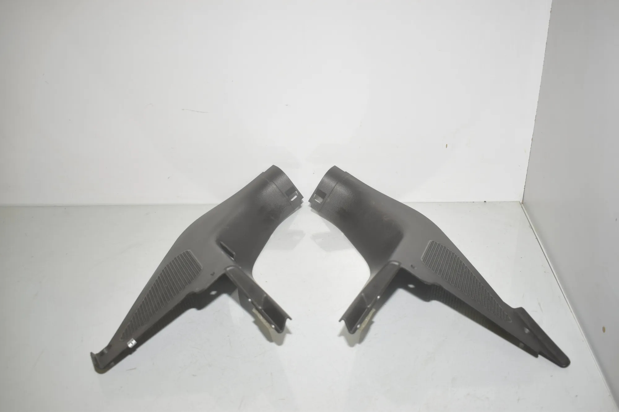 Front Right Interior Step Trim – OEM 7272418 · BMW i3 (I01) Electric 2019