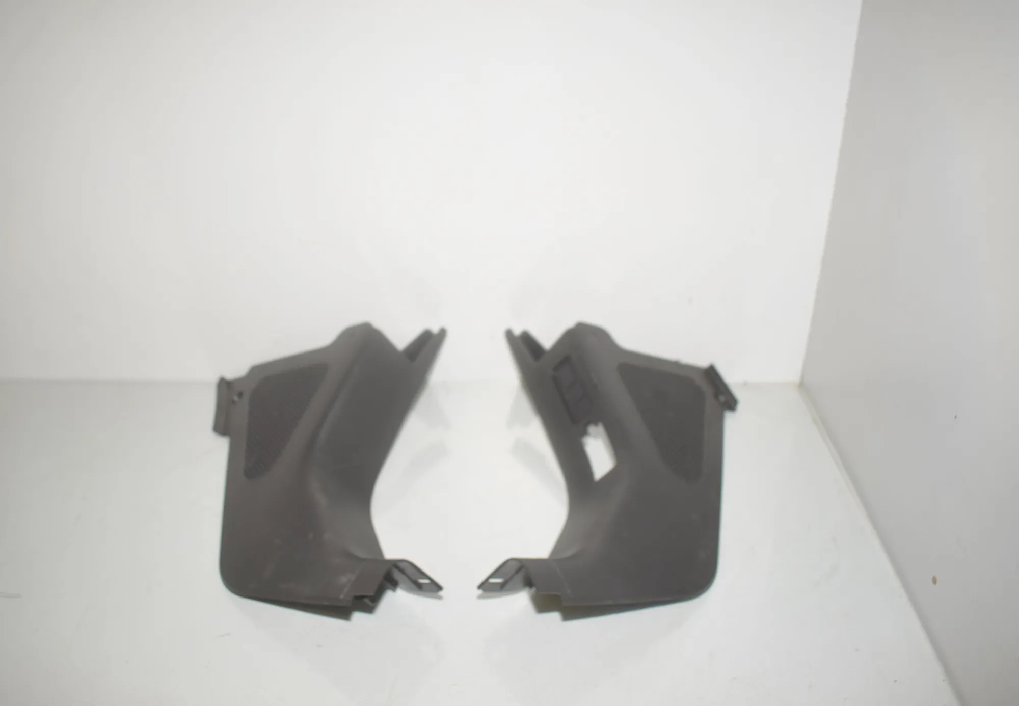 Front Right Interior Step Trim – OEM 7272418 · BMW i3 (I01) Electric 2019 – 3