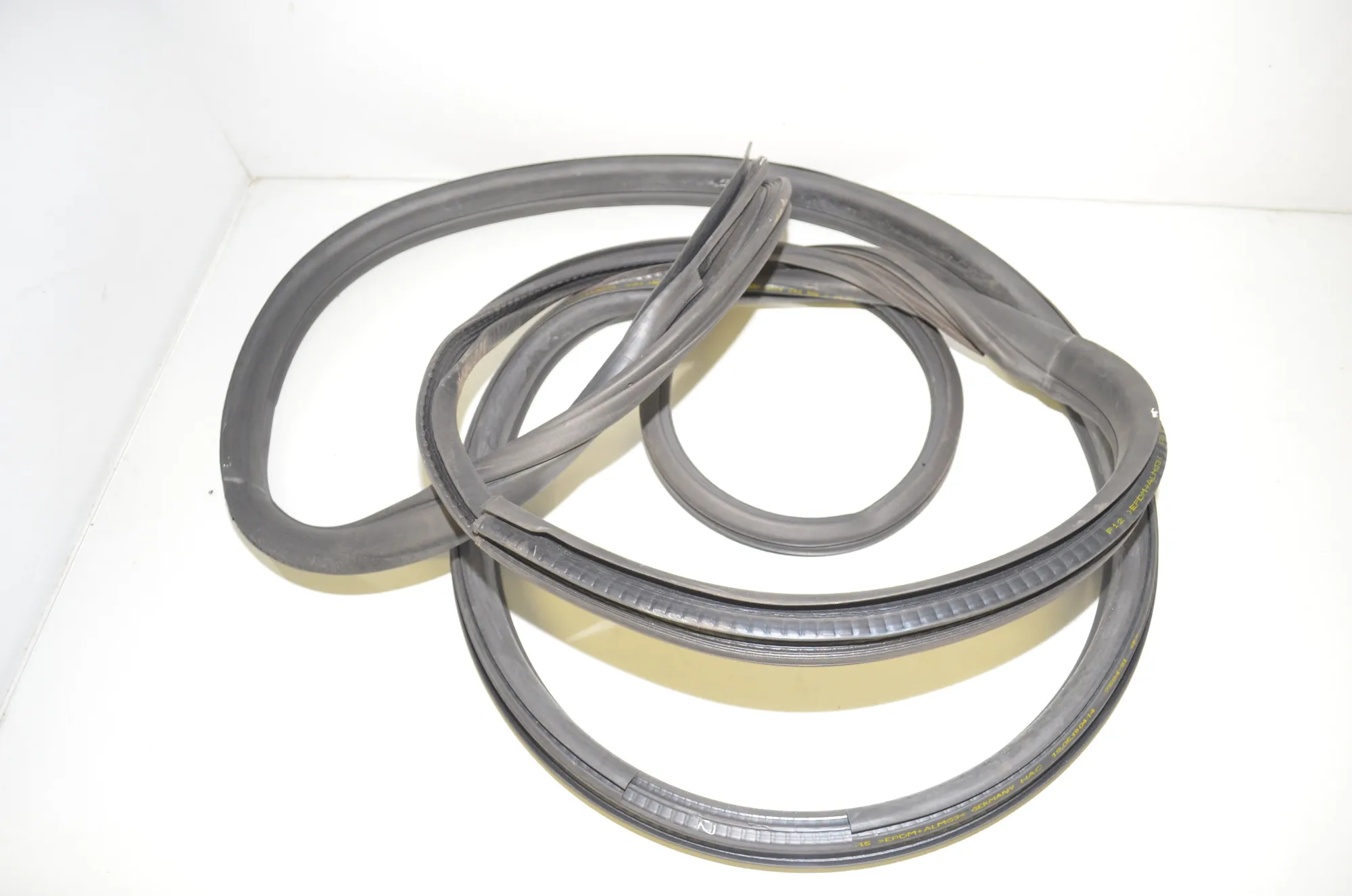 Front Right Door Seal Rubber – OEM 7361018 · BMW i3 (I01) Electric 2019 – 2